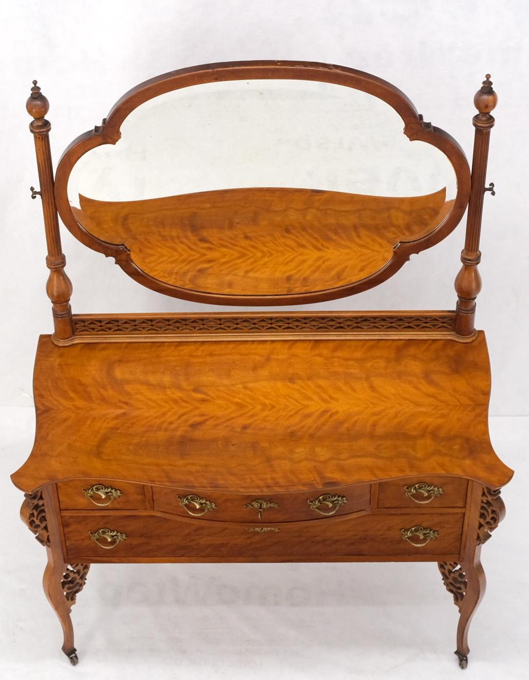 Ancienne commode sculptée à 4 tiroirs avec grand miroir pivotant biseauté en forme de love-clove en vente 8