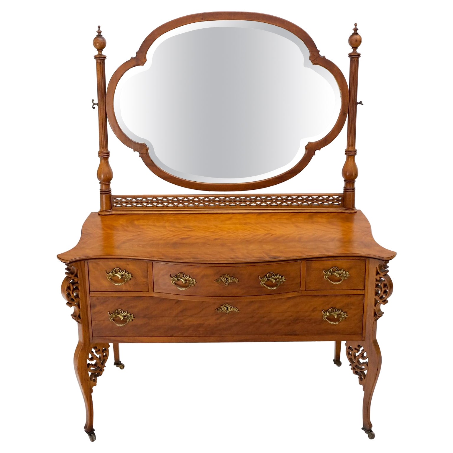 Ancienne commode sculptée à 4 tiroirs avec grand miroir pivotant biseauté en forme de love-clove