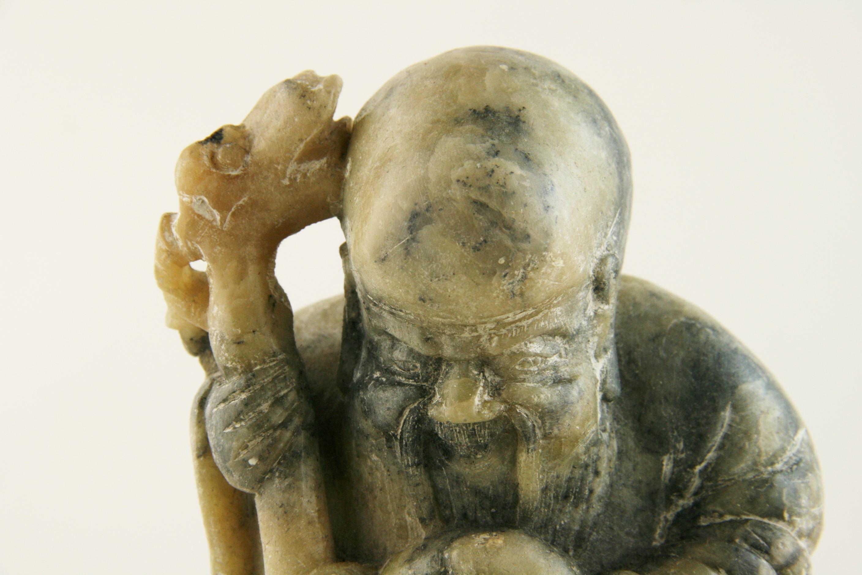 Bouddha Happy Bouddha ancien en albâtre sculpté en vente 8