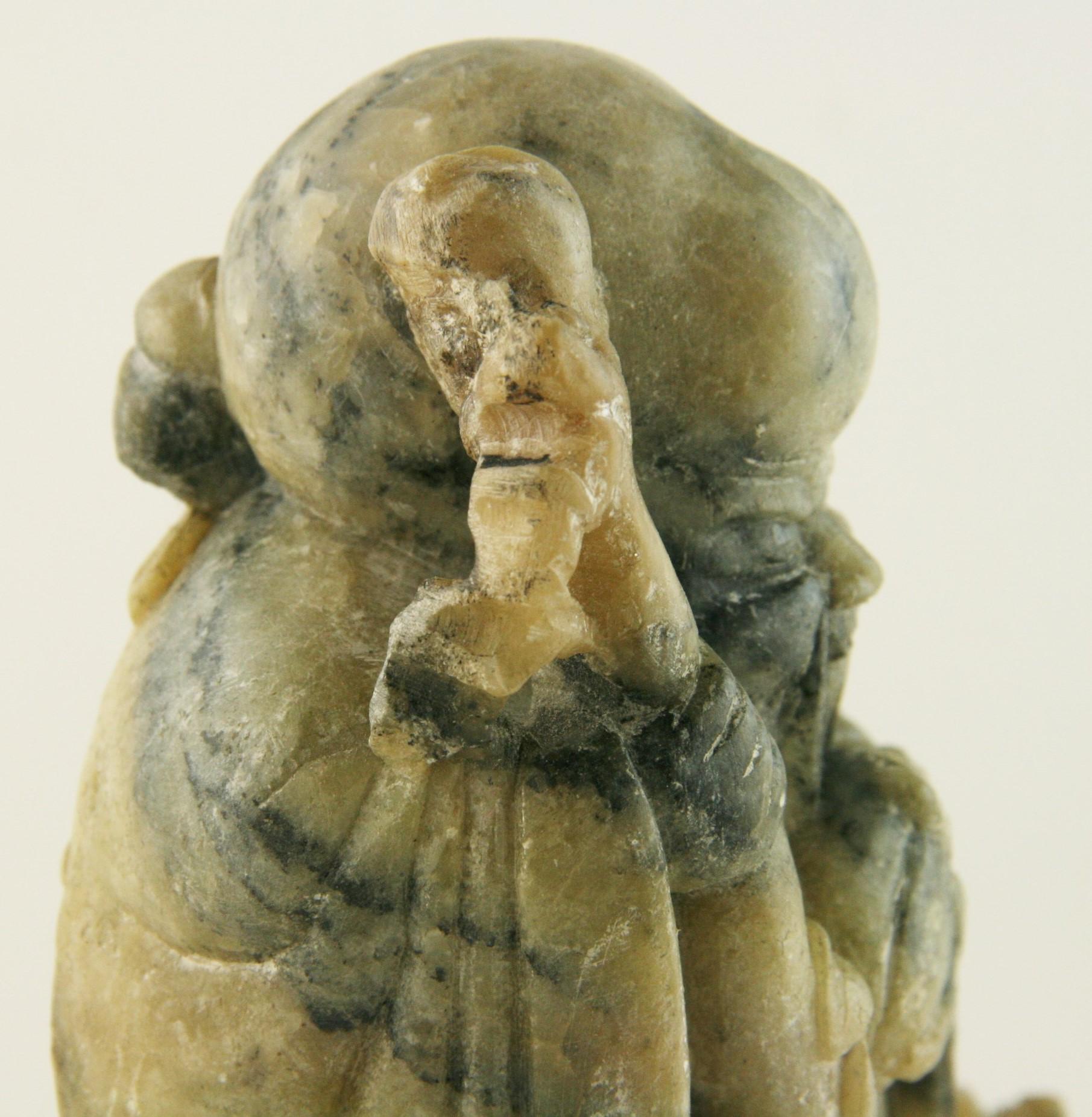 Albâtre Bouddha Happy Bouddha ancien en albâtre sculpté en vente
