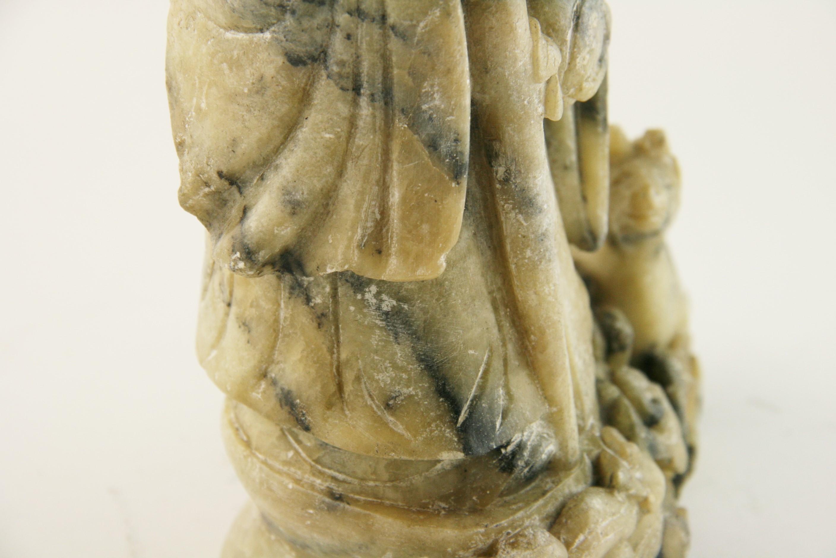 Bouddha Happy Bouddha ancien en albâtre sculpté en vente 1