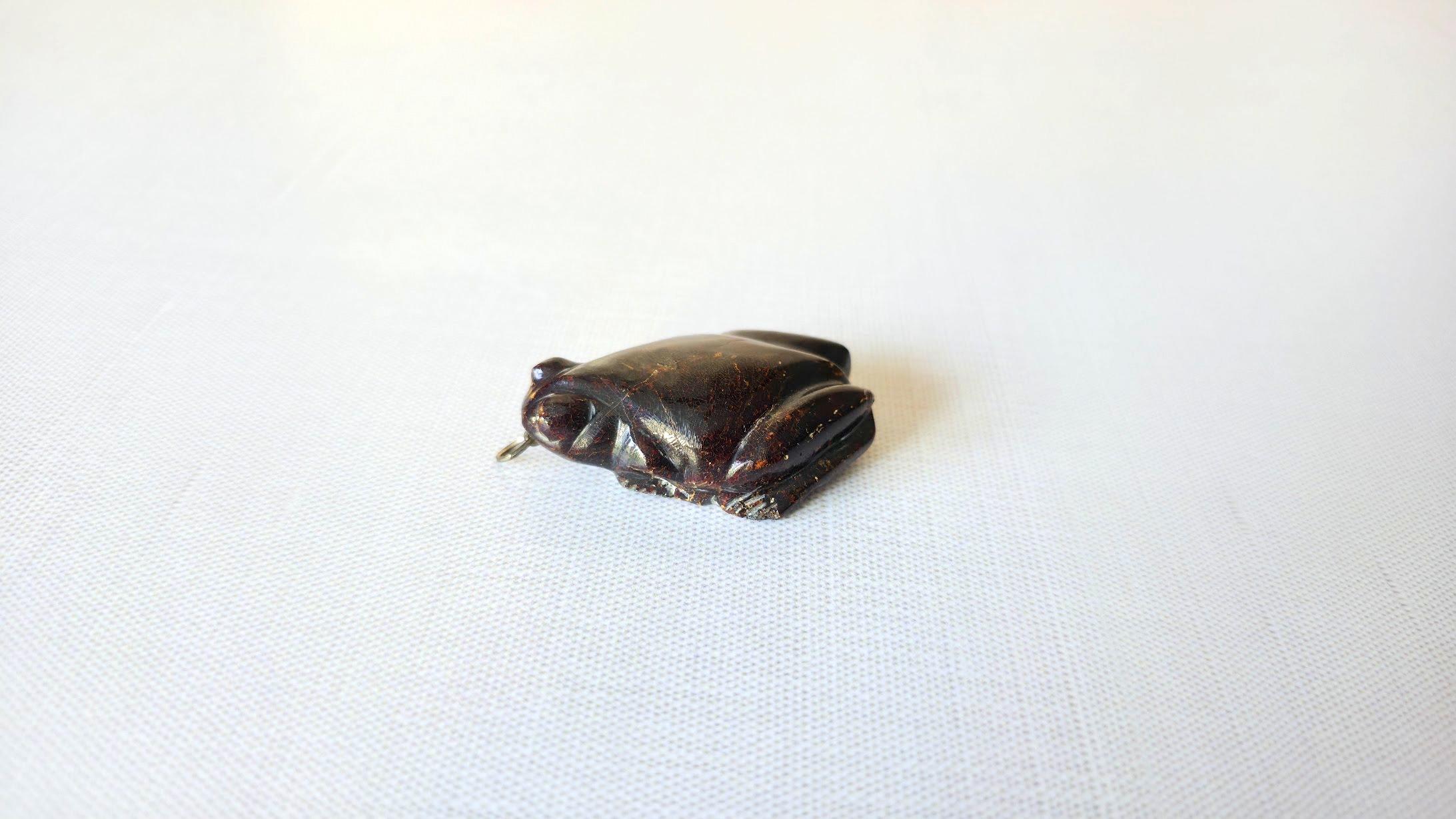 Antique Japanese Carved Amber Frog Pendant, Japanese Amber Artifact 2