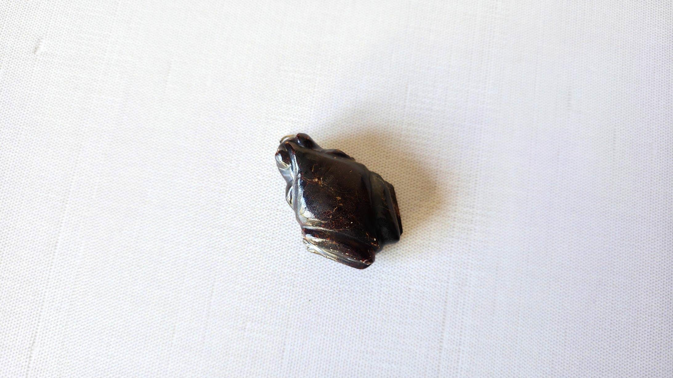 Antique Japanese Carved Amber Frog Pendant, Japanese Amber Artifact 3