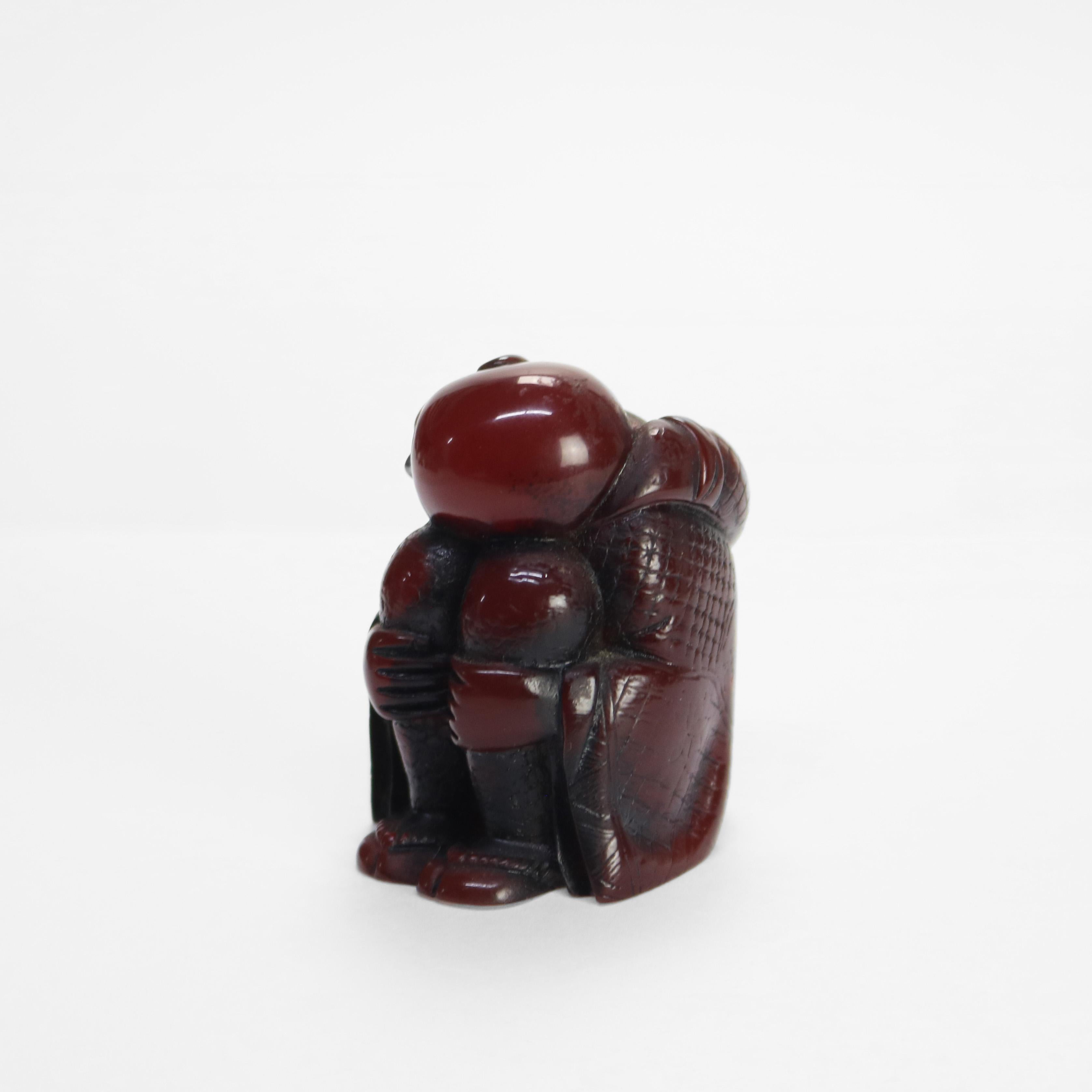 Antico Netsuke d'ambra intagliato con figura di Buddha C1900

Misure: 2,25