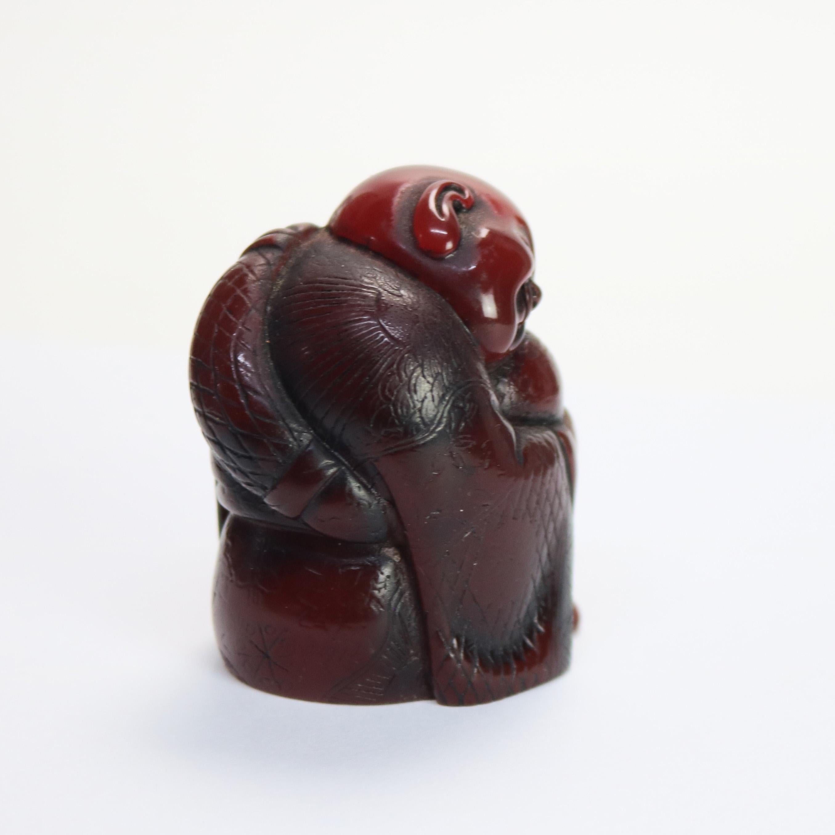 Pietra Antico Netsuke d'ambra intagliato con figura di Buddha C1900 in vendita