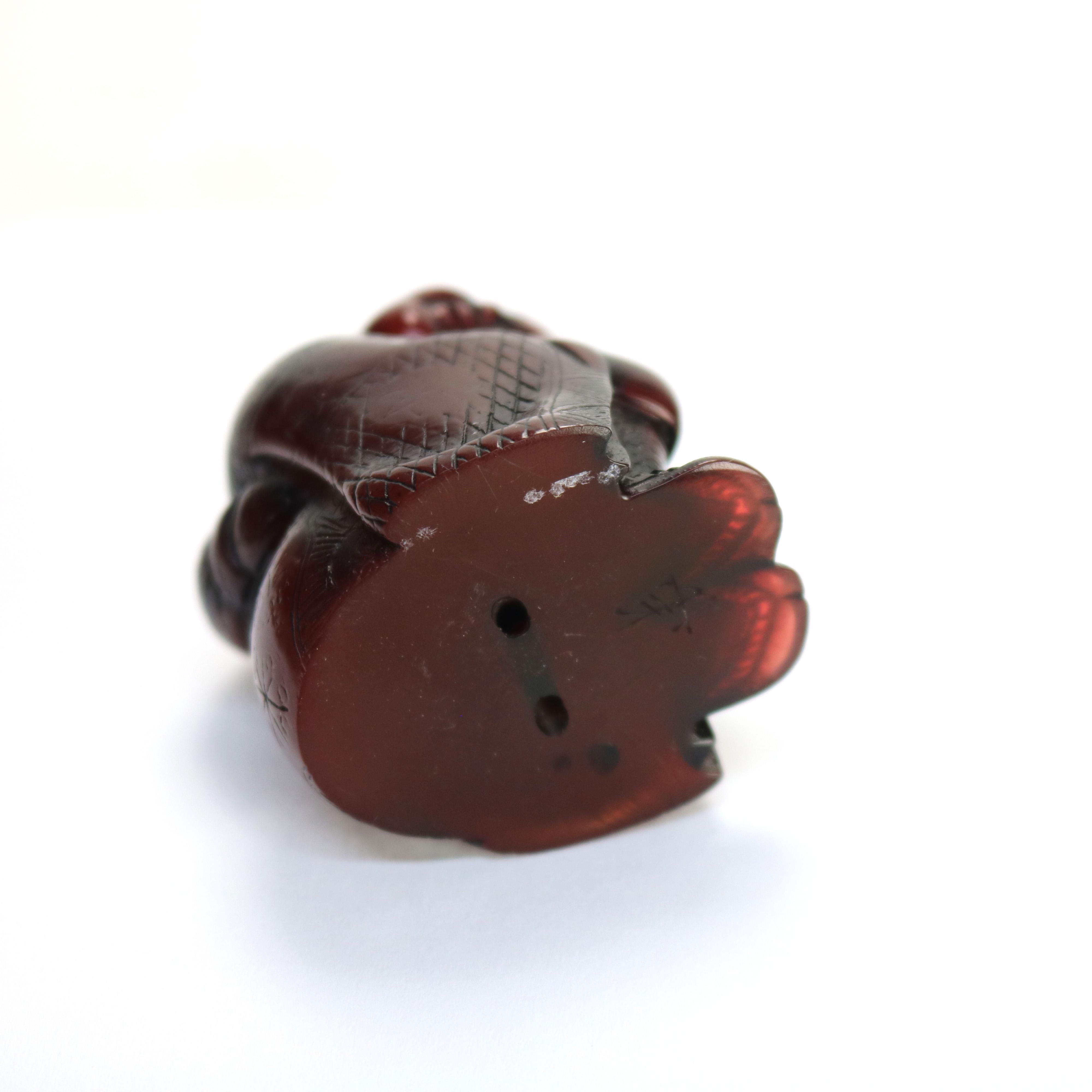 Antico Netsuke d'ambra intagliato con figura di Buddha C1900 in vendita 1