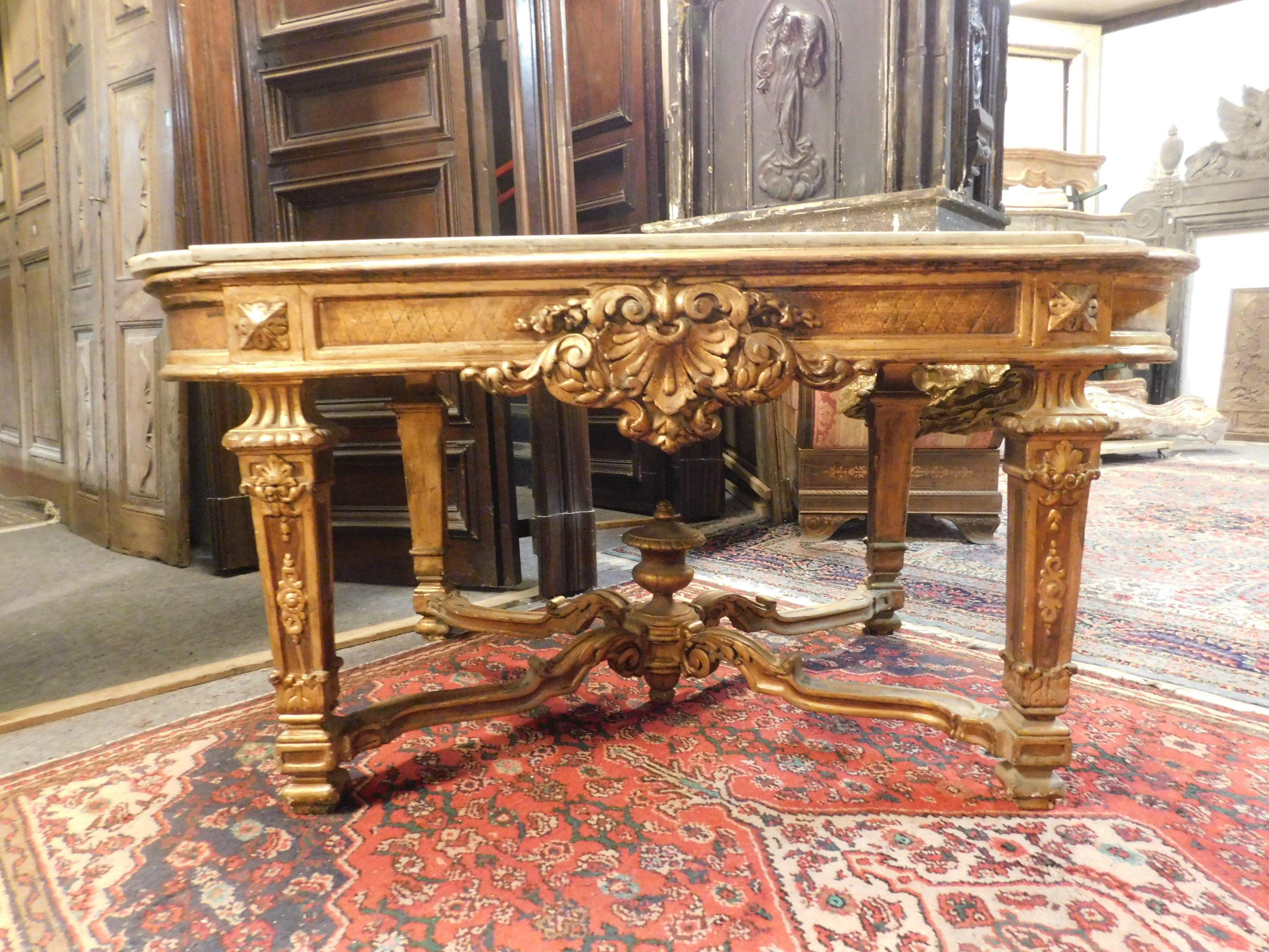 Antique center table, console carved on all 4 sides, gilded with leaf, typical Louis XV floral motifs, white Carrara marble top, 18th century, from an elegant residence in northern Italy.
Very charming, of great value and quality, excellent