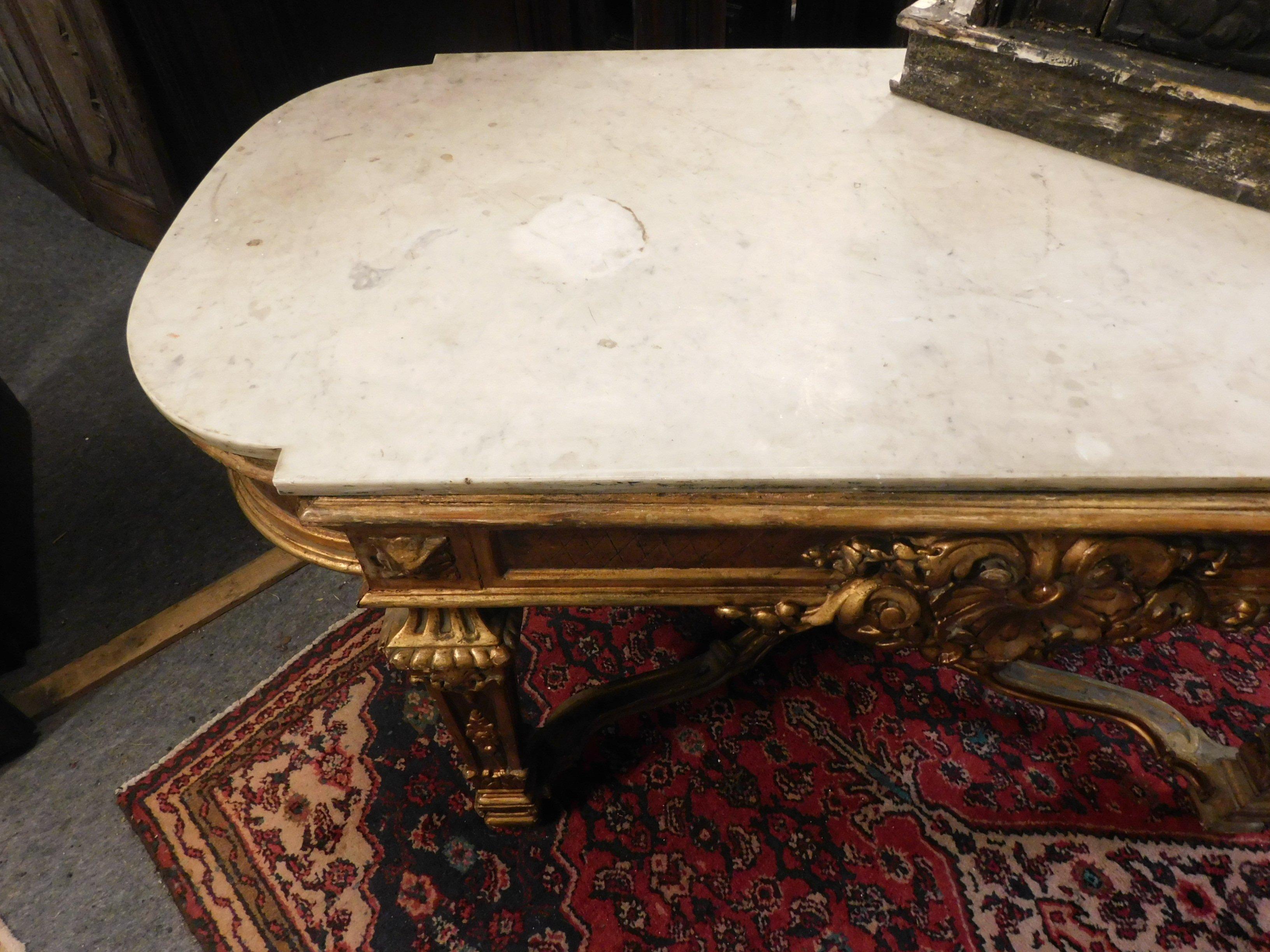 Mid-18th Century Antique Carved and Gilded Console Table, White Marble Top, 1700, Italy