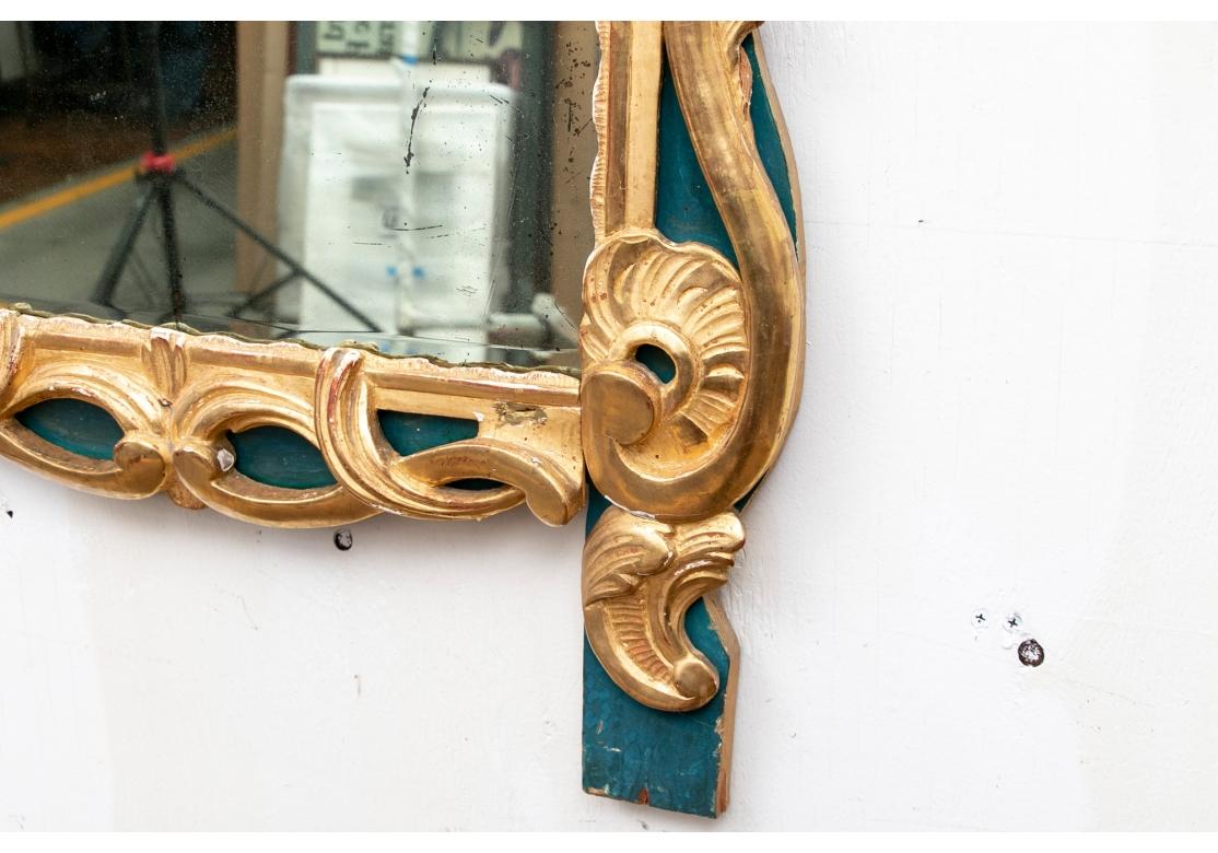 Antiker geschnitzter und vergoldeter Spiegel im Stil des 18. (Gips) im Angebot
