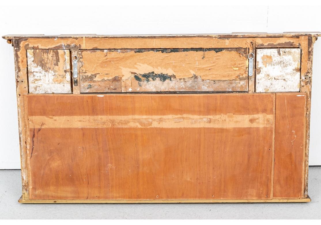 Antiker geschnitzter und vergoldeter dreiteiliger Over-The-Mantel-Spiegel im Zustand „Gut“ im Angebot in Bridgeport, CT