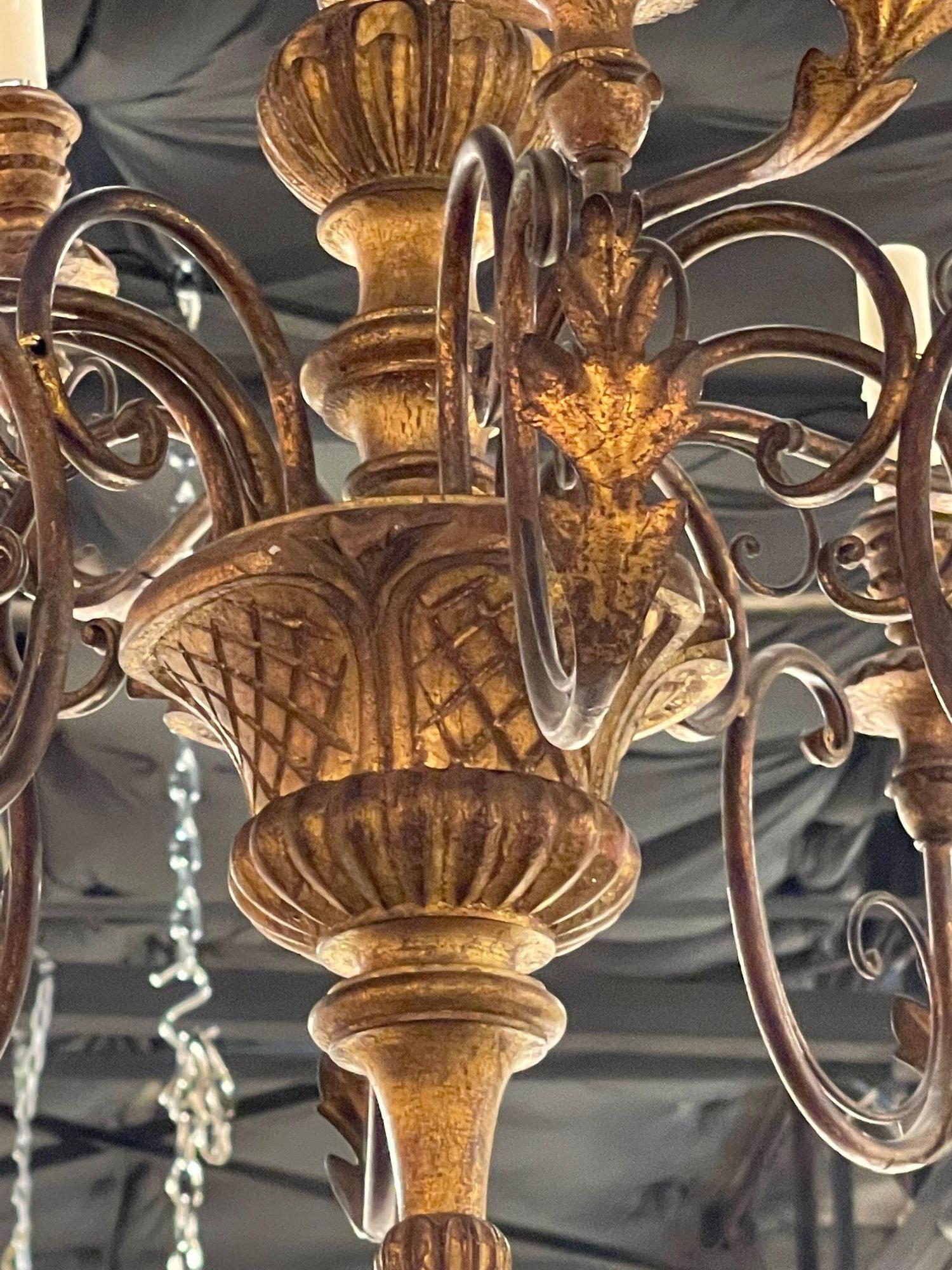 Lustre italien ancien en bois sculpté et doré en vente 1