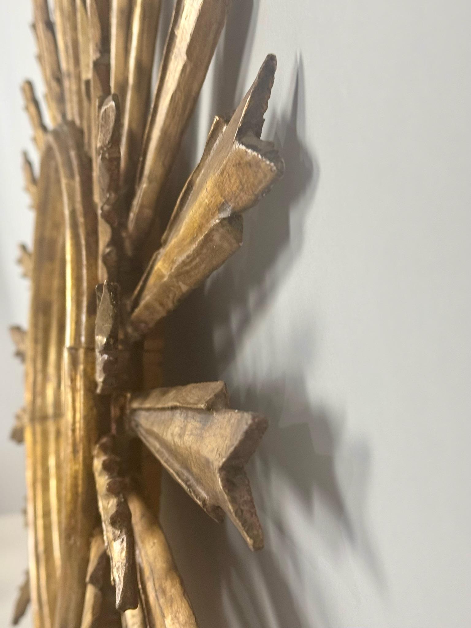 Antiguo espejo francés tallado en madera de gilt de mediados de siglo con forma de estrella en venta 3