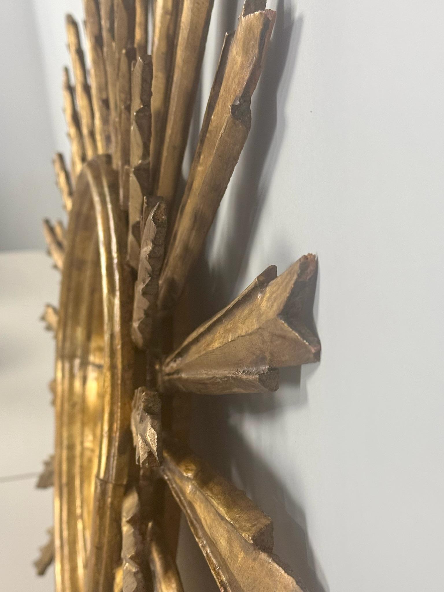 Antiguo espejo francés tallado en madera de gilt de mediados de siglo con forma de estrella Espejo en venta