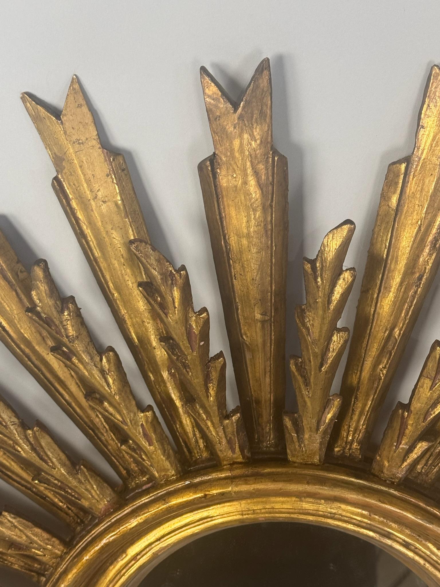 Antiguo espejo francés tallado en madera de gilt de mediados de siglo con forma de estrella siglo XX en venta
