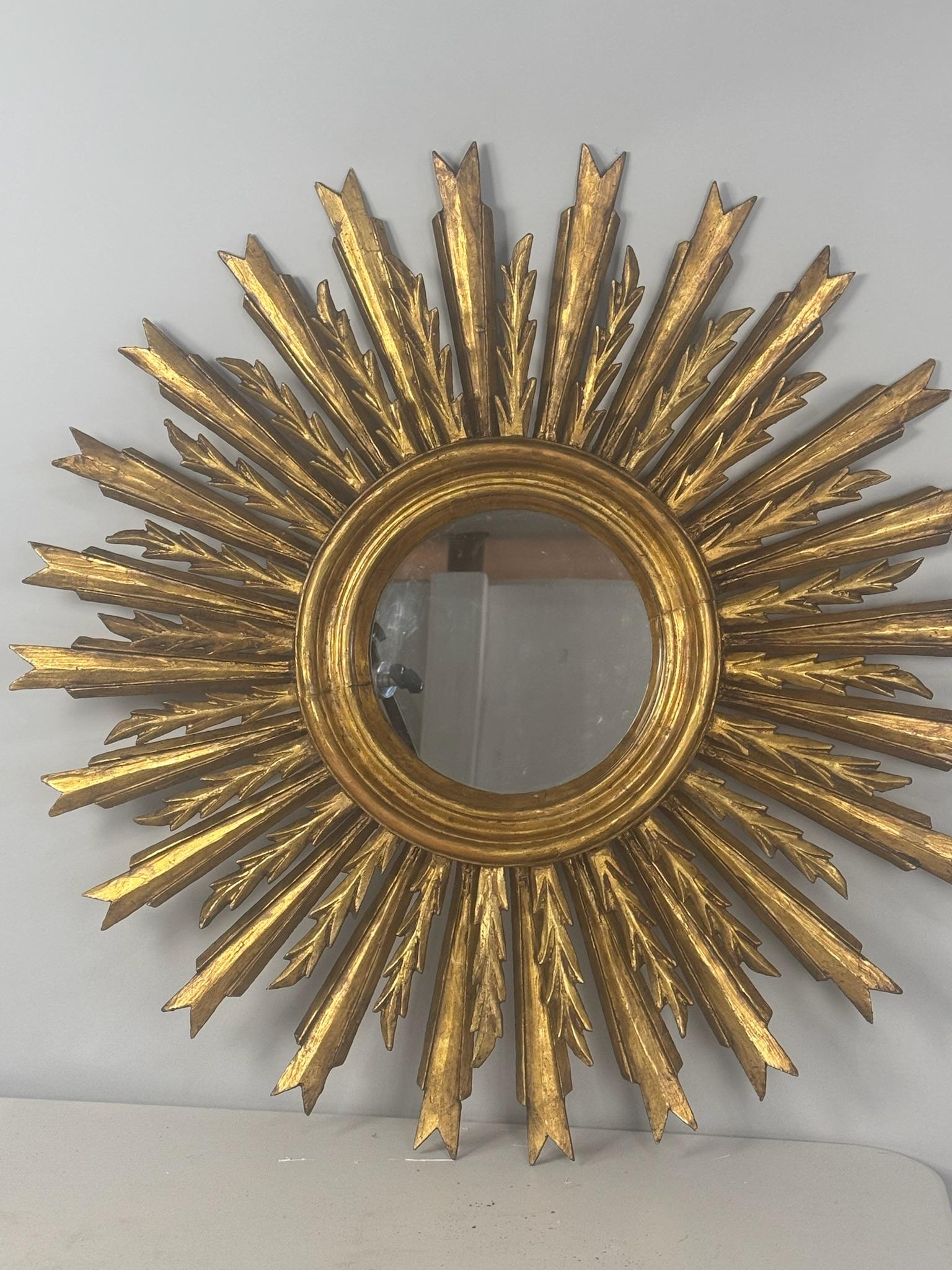 Antiguo espejo francés tallado en madera de gilt de mediados de siglo con forma de estrella Moderno de mediados de siglo en venta