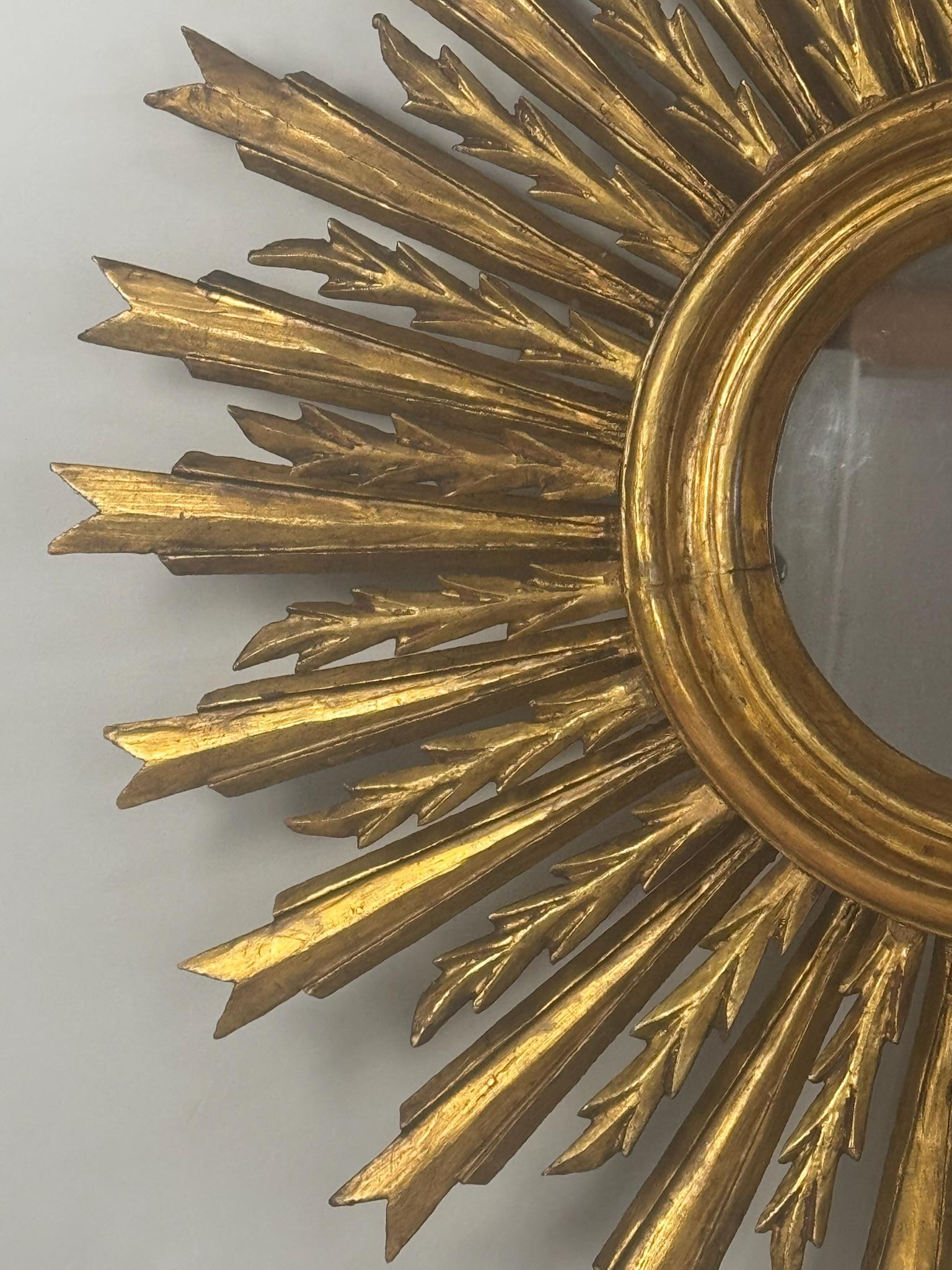 Antiguo espejo francés tallado en madera de gilt de mediados de siglo con forma de estrella Francés en venta
