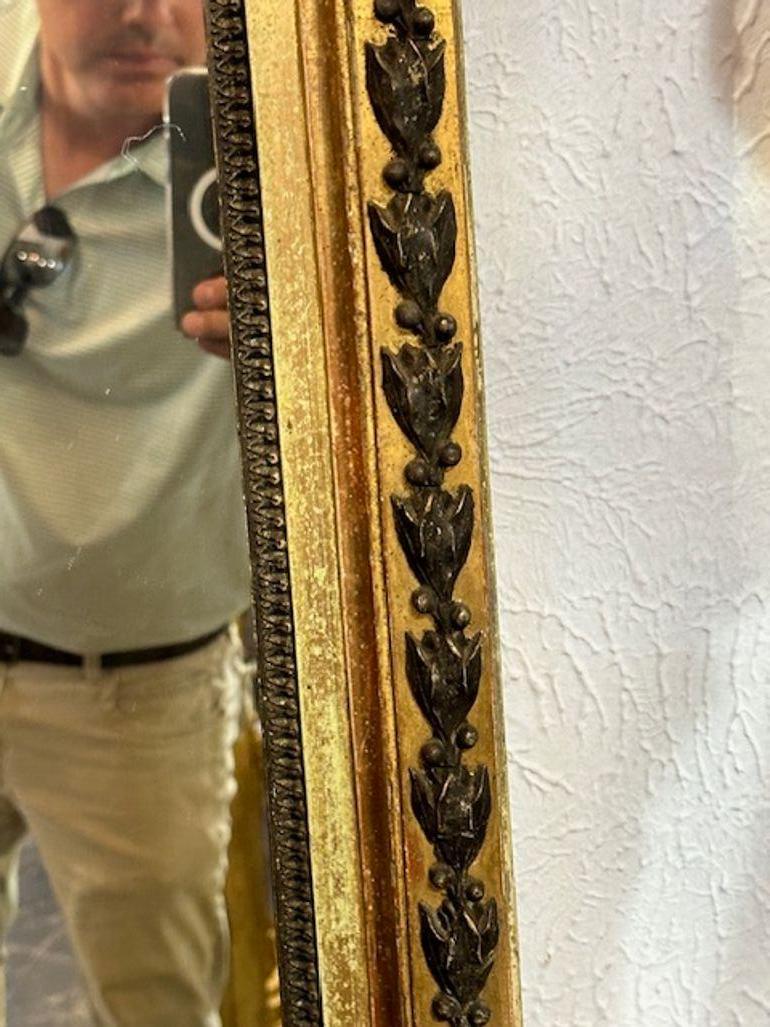 Antiker geschnitzter und bemalter schwedischer neoklassizistischer Spiegel (Handgeschnitzt) im Angebot