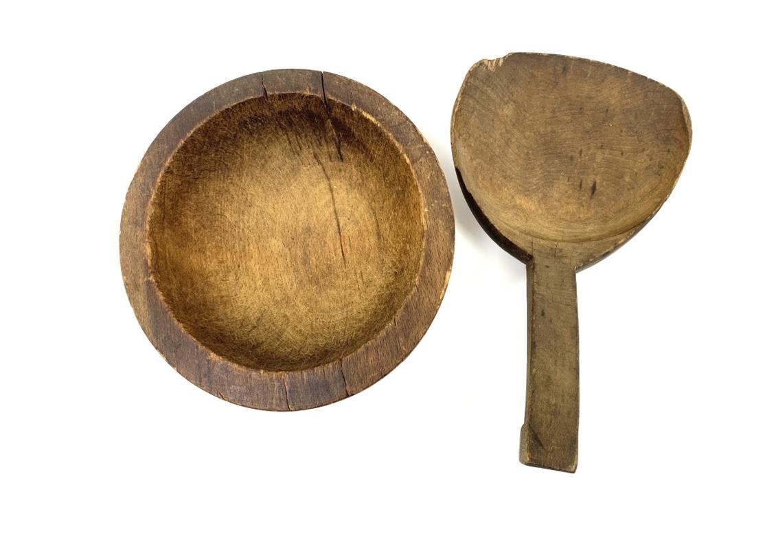 Bol et cuillère anciens en bois sculpté et tourné en vente 3
