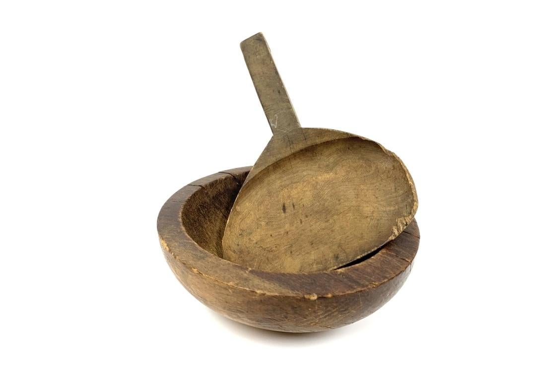 Ces objets ont été acquis à l'origine auprès de Kuttner Prop Rentals, la célèbre maison d'accessoires pour le cinéma et la télévision de New York. Un épais bol antique en bois tourné avec une large cuillère sculptée. Tous deux présentent une belle
