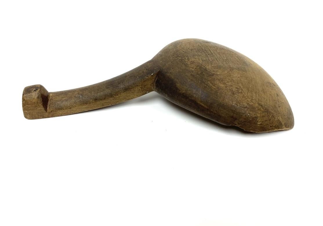 Bol et cuillère anciens en bois sculpté et tourné en vente 1