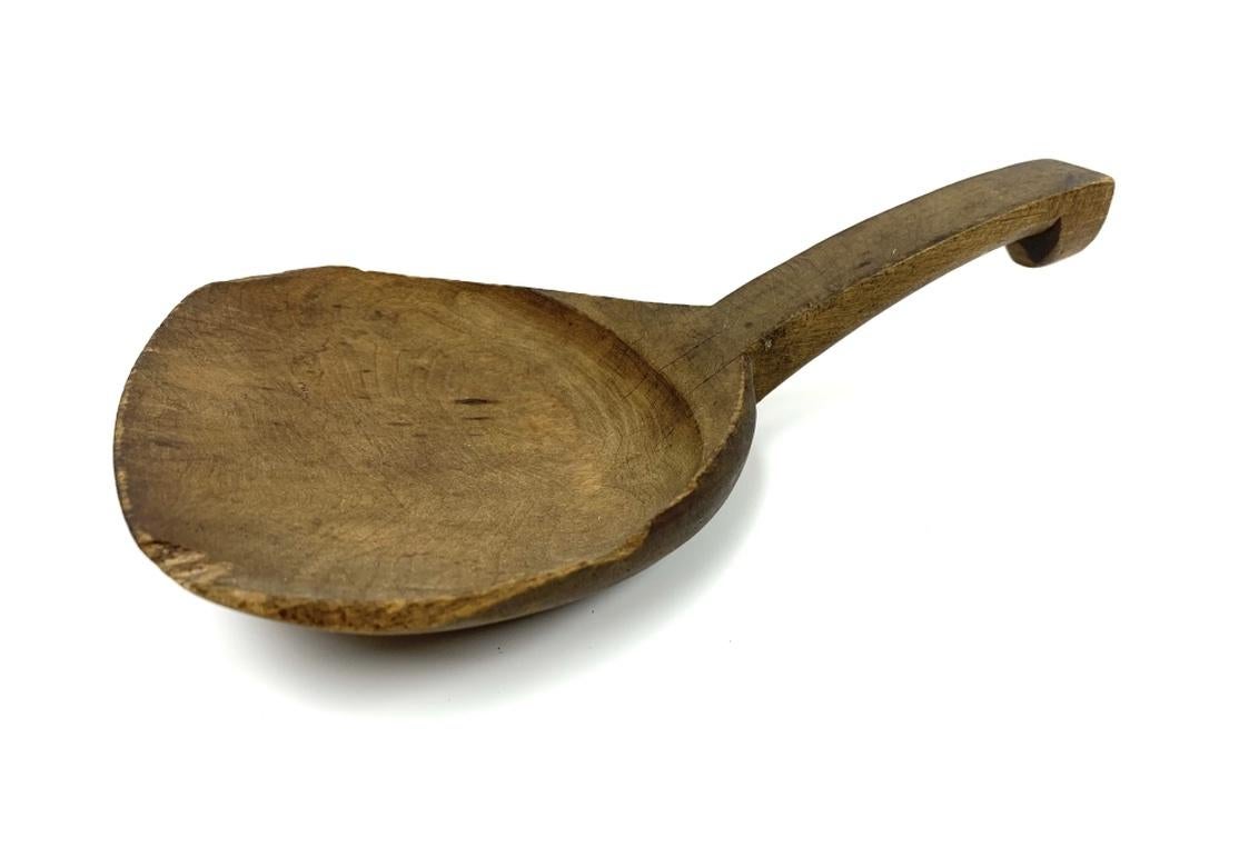 Bol et cuillère anciens en bois sculpté et tourné en vente 2