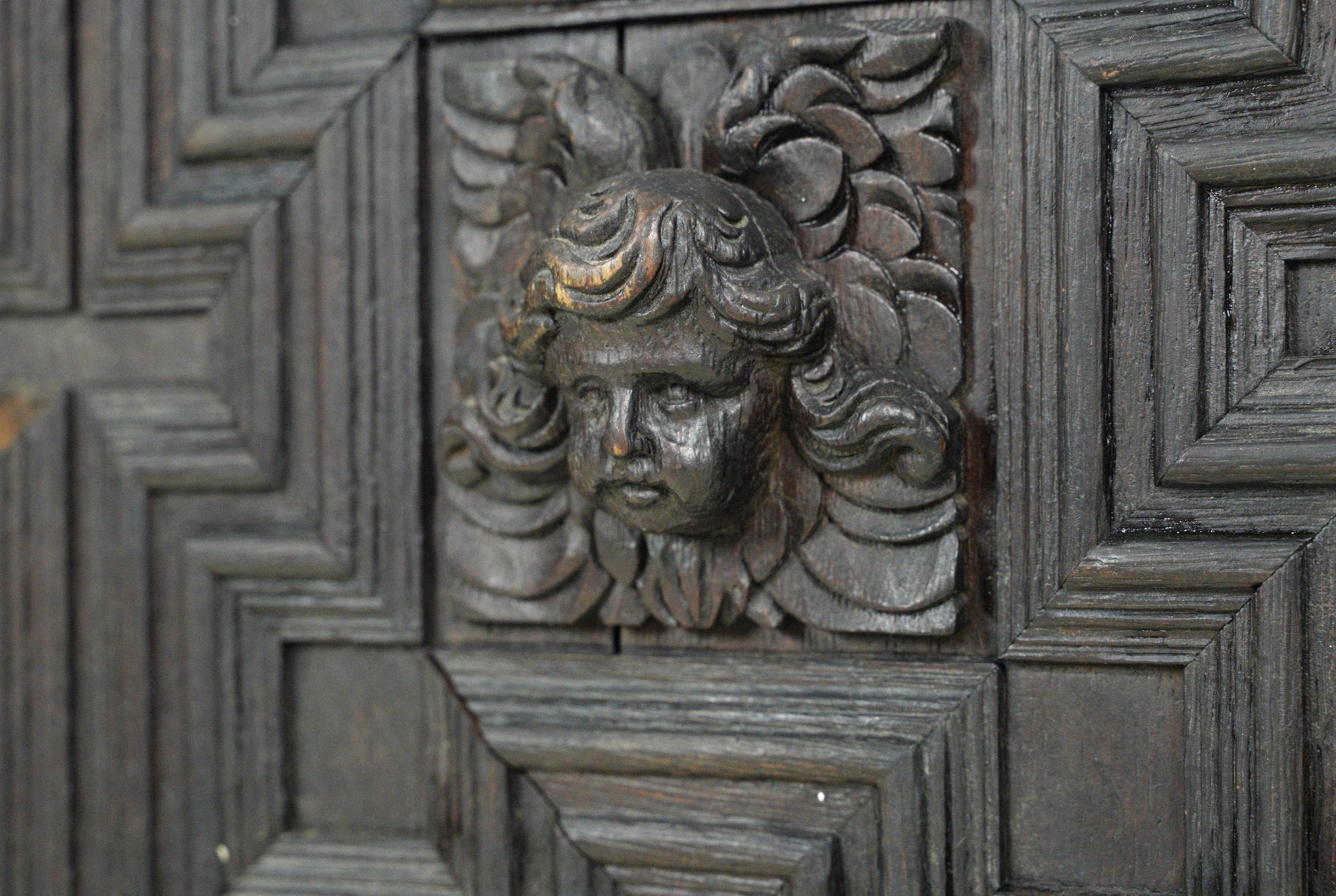 Porte de meuble antique en chêne sculpté en relief d'ange 25.875 x 24.25 en vente 4