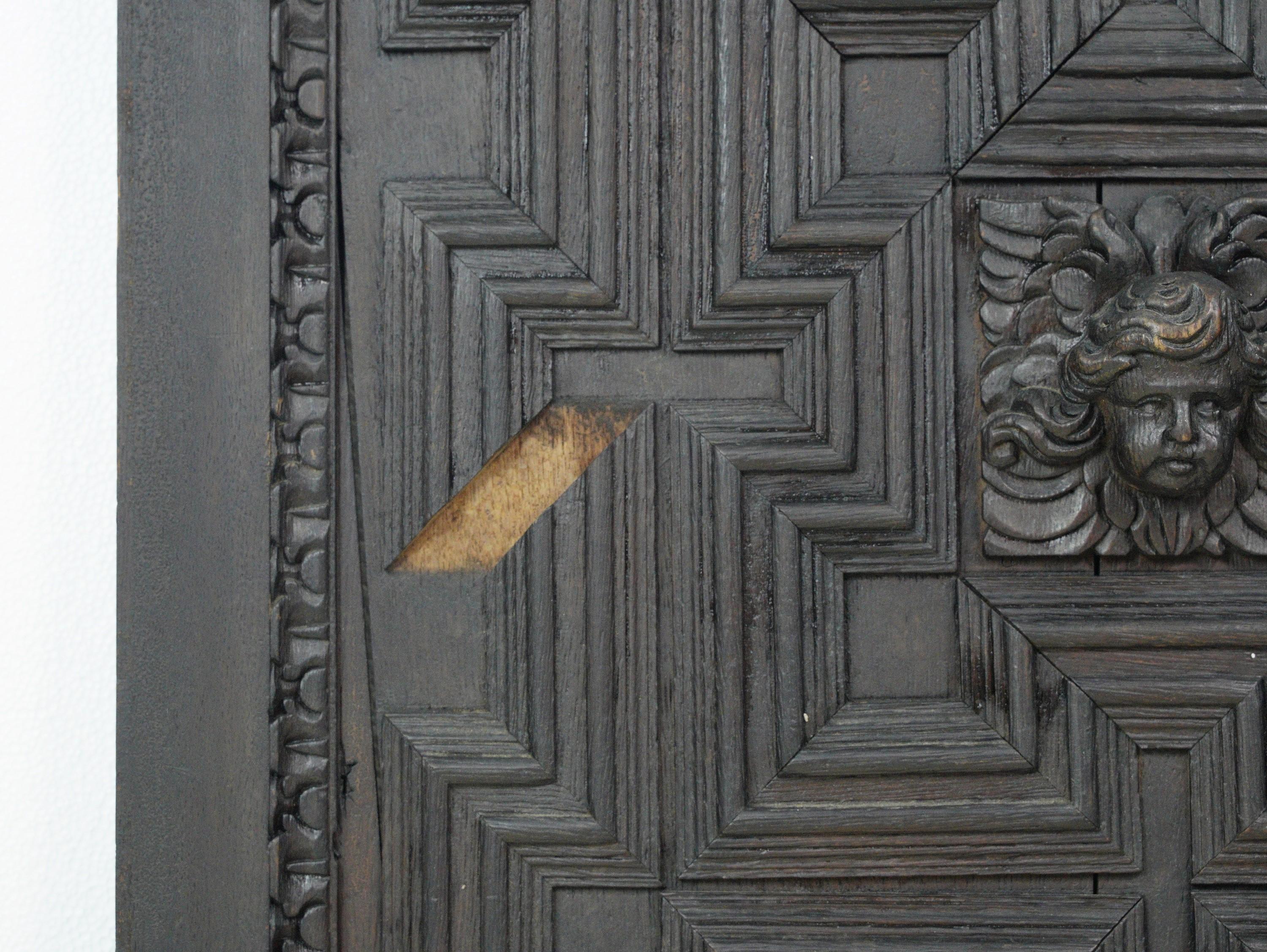 Sculpté Porte de meuble antique en chêne sculpté en relief d'ange 25.875 x 24.25 en vente
