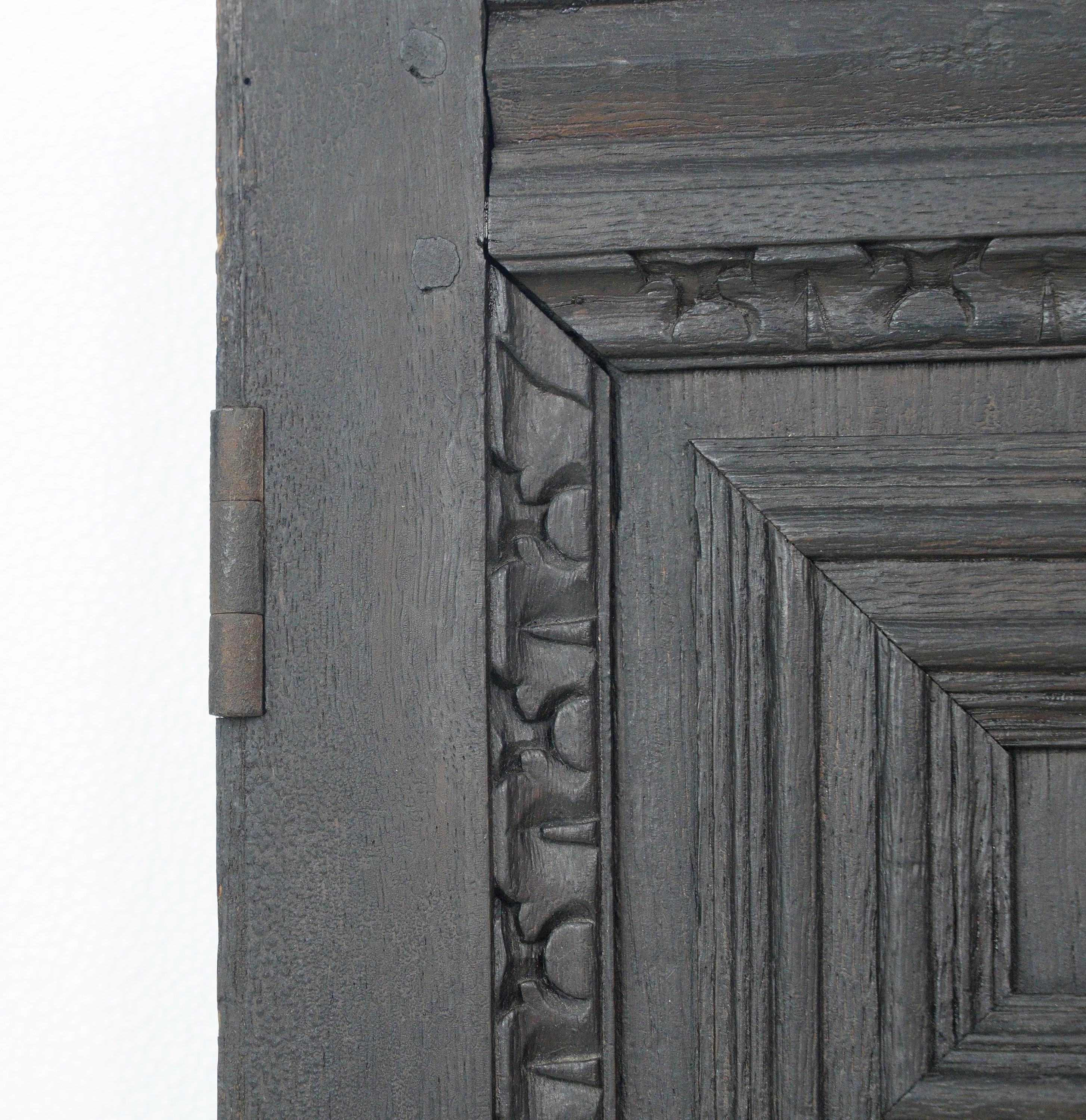 Chêne Porte de meuble antique en chêne sculpté en relief d'ange 25.875 x 24.25 en vente