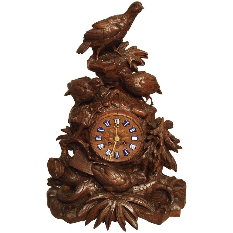 Horloge de la Foret noire - ancienne avec chaînes et mécanisme