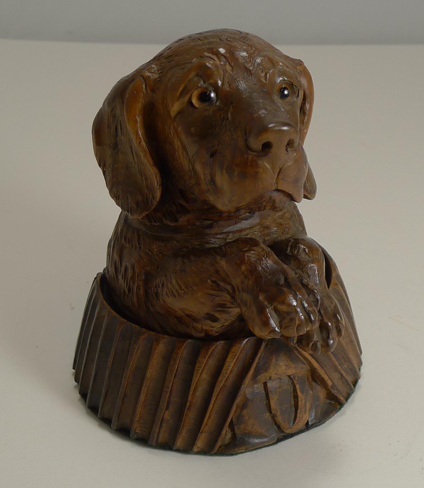 Antikes geschnitztes Schwarzwald-Tintenfass, Hund, um 1880 (Schweizerisch)