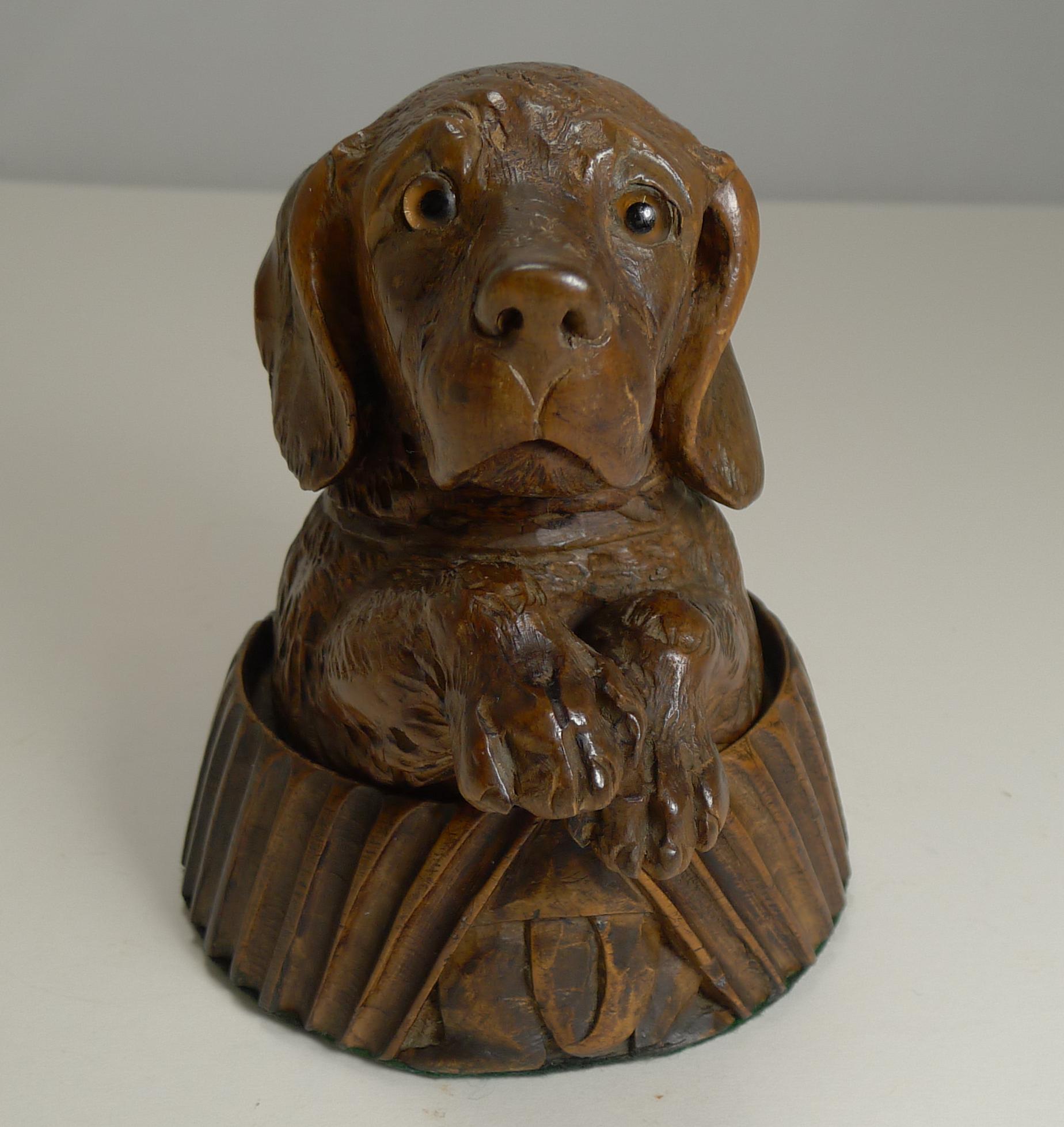 Suisse Ancien encrier fantaisie sculpté de la Forêt Noire, chien, vers 1880 en vente