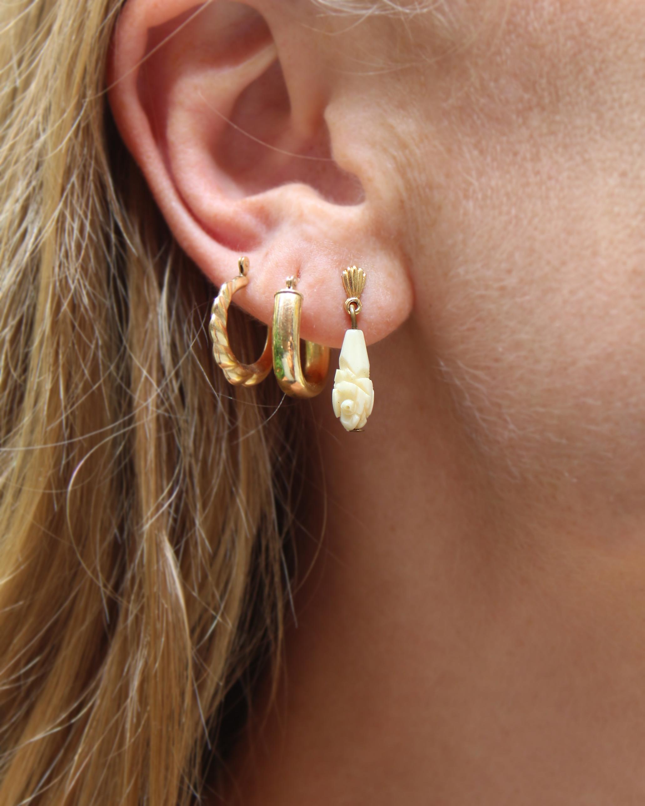 Antike geschnitzte Knochen-Tropfen-Ohrringe (Frühviktorianisch) im Angebot