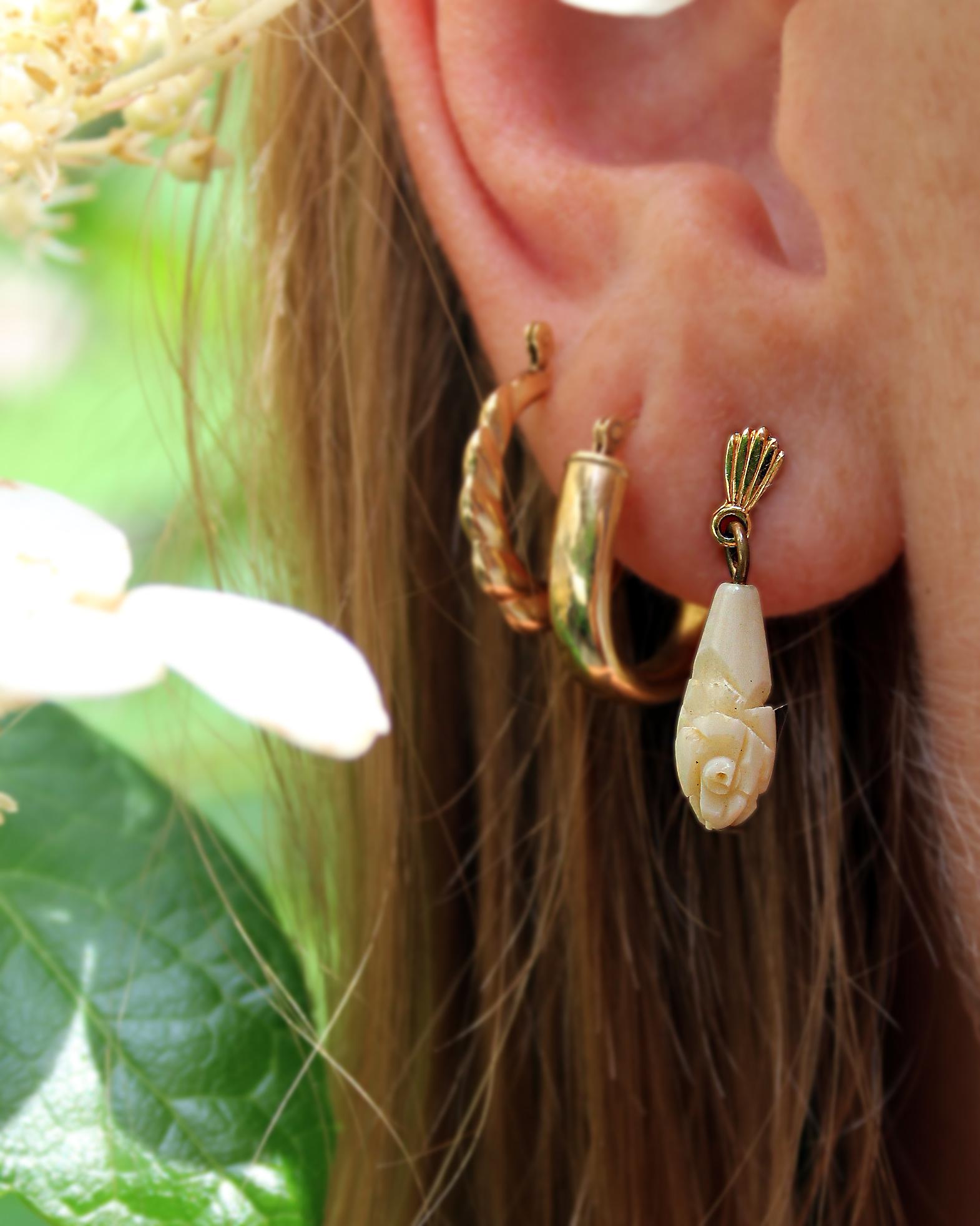 Antike geschnitzte Knochen-Tropfen-Ohrringe für Damen oder Herren im Angebot
