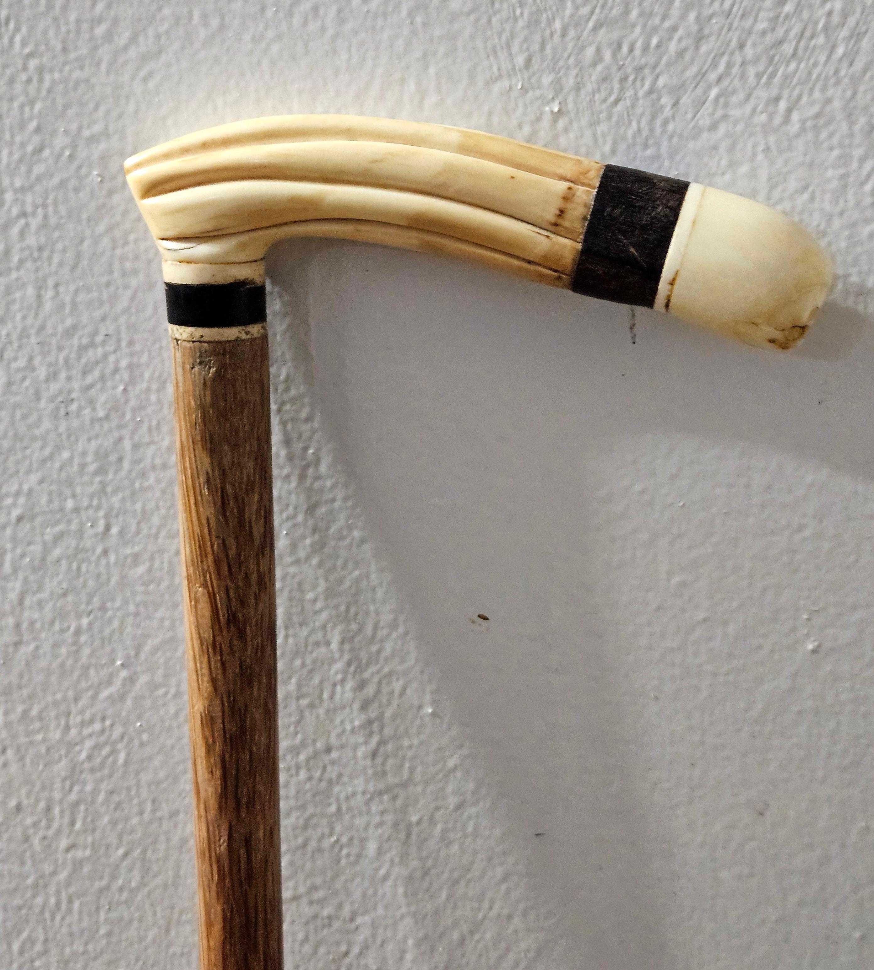 Anglais Canne ancienne en os sculpté en vente