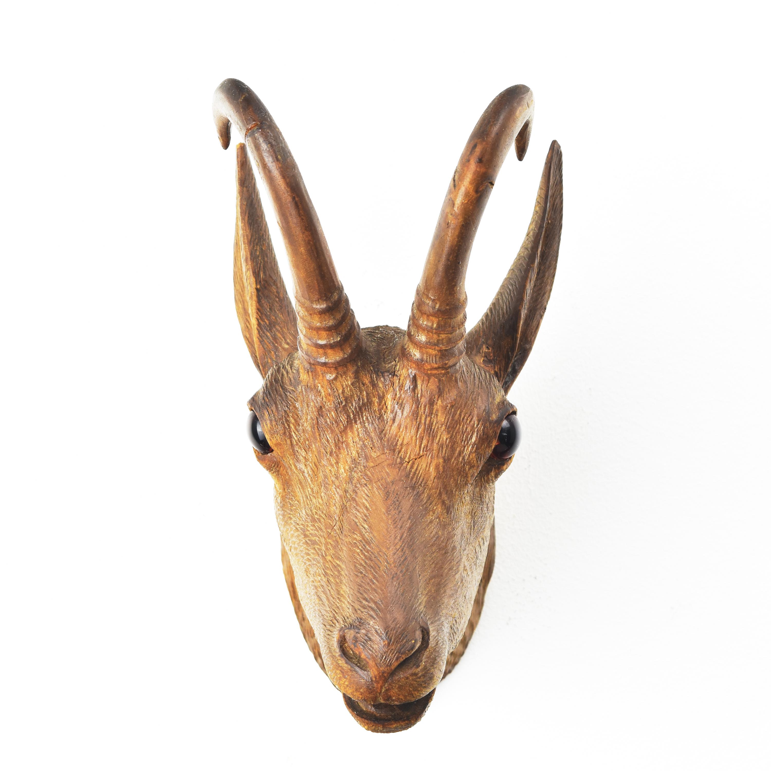 Antique Carved Buck Head Brienz Black Forest Wood Carving Glass Eyes In Good Condition For Sale In Bad Säckingen, DE