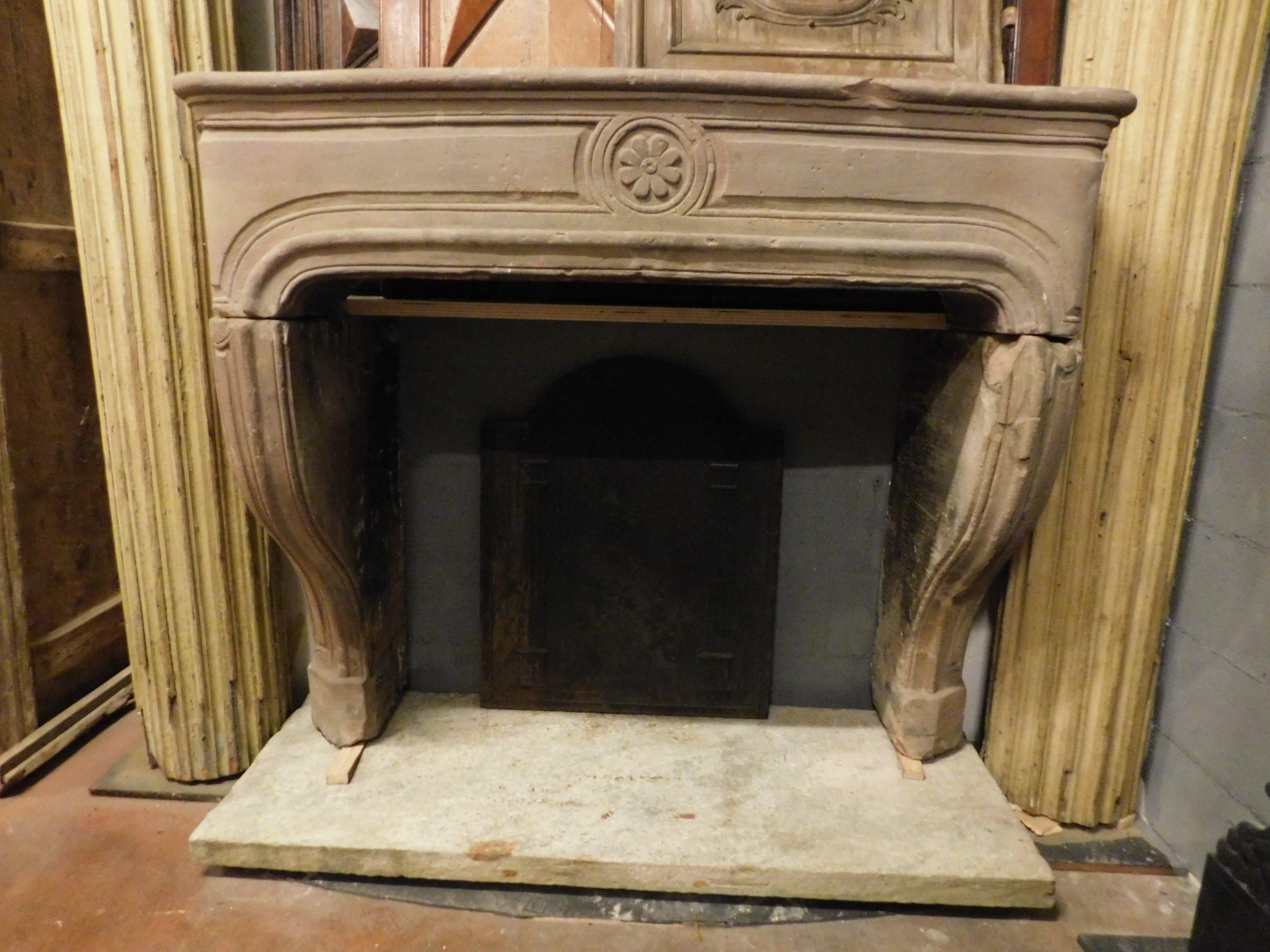 Antique Carved Burgundy Stone Fireplace, 18th Century, France In Good Condition In Cuneo, Italy (CN)