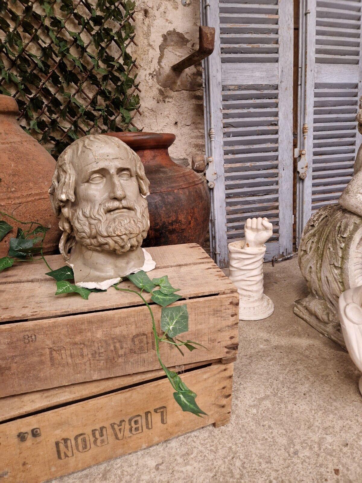 Nous avons le plaisir de proposer à la vente cette Tête sculptée du Tragédien d'Euripide

Le buste est en plâtre avec une laque grise.
Couleur grise 
Circa 1950
Sculpté à la main

Origine française

Cou brisé/ retiré de la statue