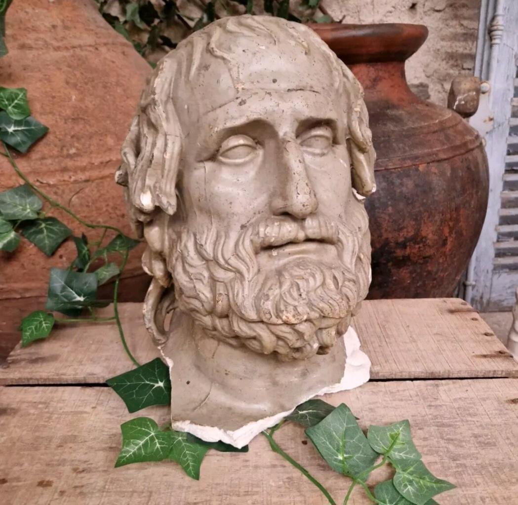 Siamo lieti di offrire in vendita questa Testa scolpita di Euripide Tragico

Il busto è in gesso con lacca grigia e scolpito a mano.

Di origine francese, presenta un bordo ruvido nella zona del collo, dove probabilmente è stato rimosso dalla