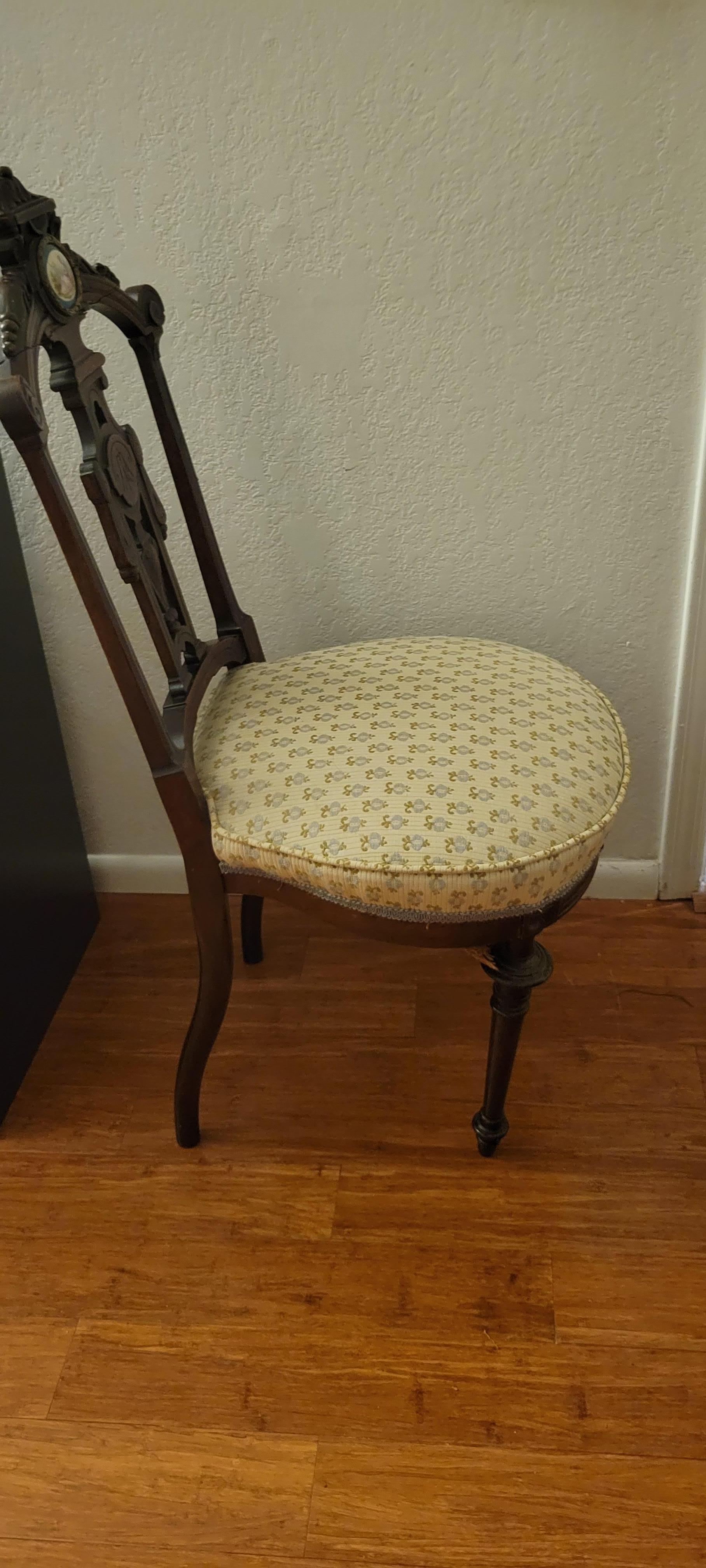 Silla Antique French con Medallón de Limoges Francés en venta