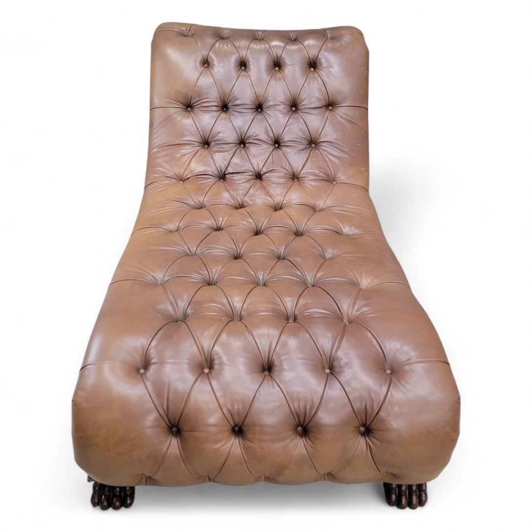 Antica Chaise Lounge in stile Chesterfield intagliata con bottoni di Oak e piedini a zampa di leone intagliati, rivestita in morbida pelle italiana color cognac.

Arreda il tuo salotto con una chaise longue unica e splendidamente intagliata. Il