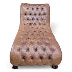 Antike geschnitzte Chesterfield Style Chaise Lounge, gepolstert mit italienischem Leder