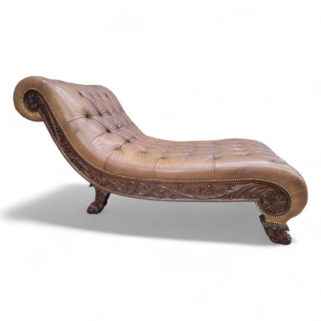 Inglese Antica Chaise Lounge in stile Chesterfield intagliata e rivestita in pelle italiana in vendita