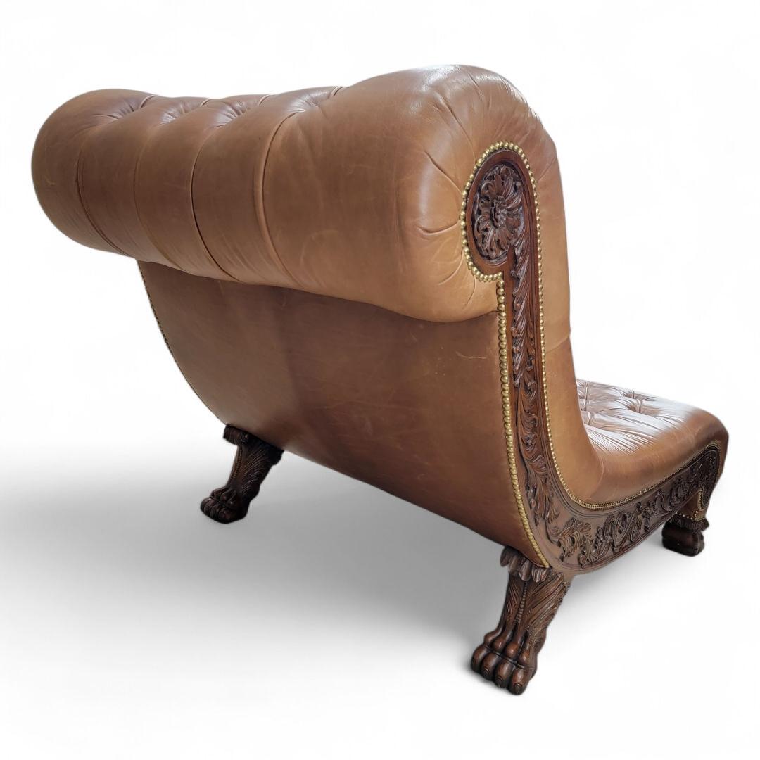 Intagliato Antica Chaise Lounge in stile Chesterfield intagliata e rivestita in pelle italiana in vendita