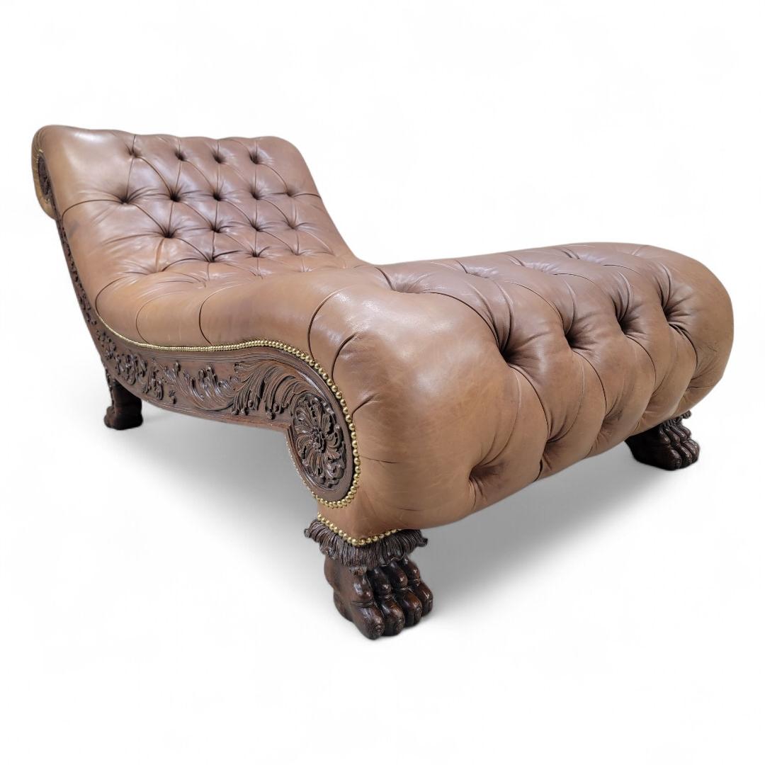 Antica Chaise Lounge in stile Chesterfield intagliata e rivestita in pelle italiana In condizioni buone in vendita a Chicago, IL