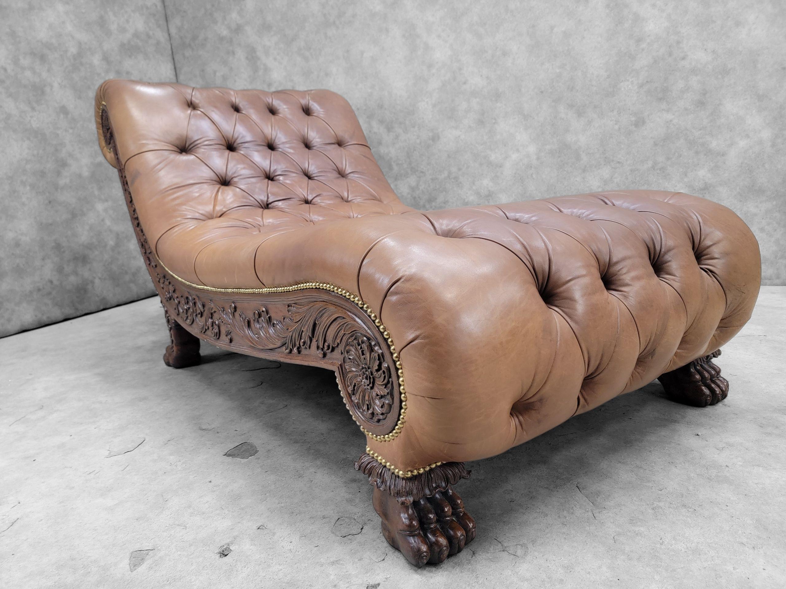 XX secolo Antica Chaise Lounge in stile Chesterfield intagliata e rivestita in pelle italiana in vendita