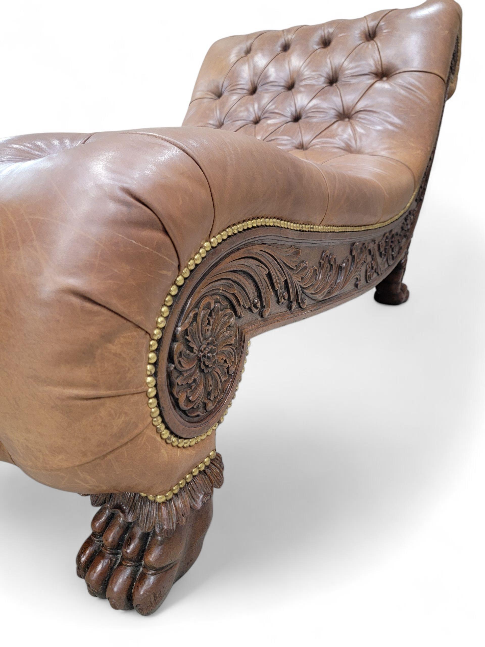 Antica Chaise Lounge in stile Chesterfield intagliata e rivestita in pelle italiana in vendita 1