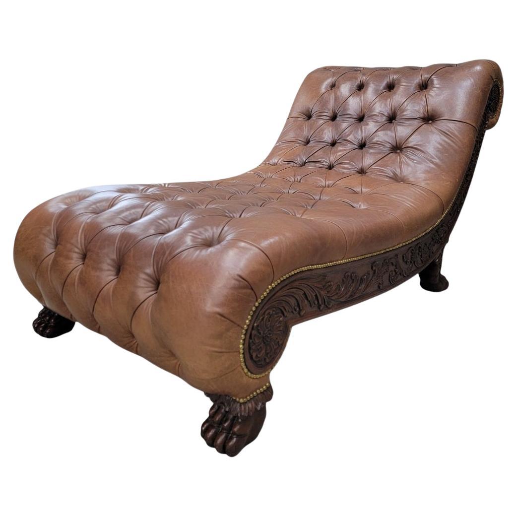 Antica Chaise Lounge in stile Chesterfield intagliata e rivestita in pelle italiana in vendita