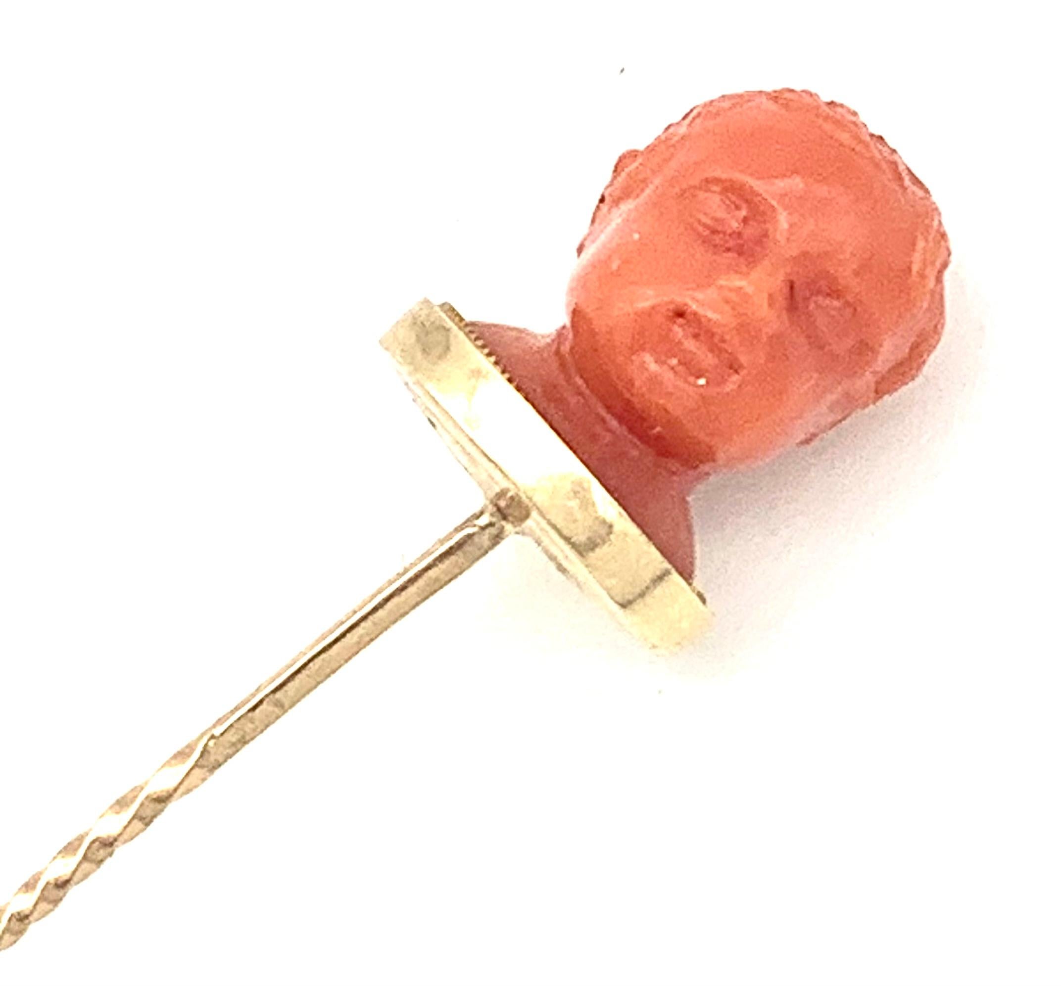 Antike geschnitzte Kinderkopf Koralle Rubin Gold Stickpin Krawattenanhänger im Zustand „Gut“ im Angebot in Munich, Bavaria