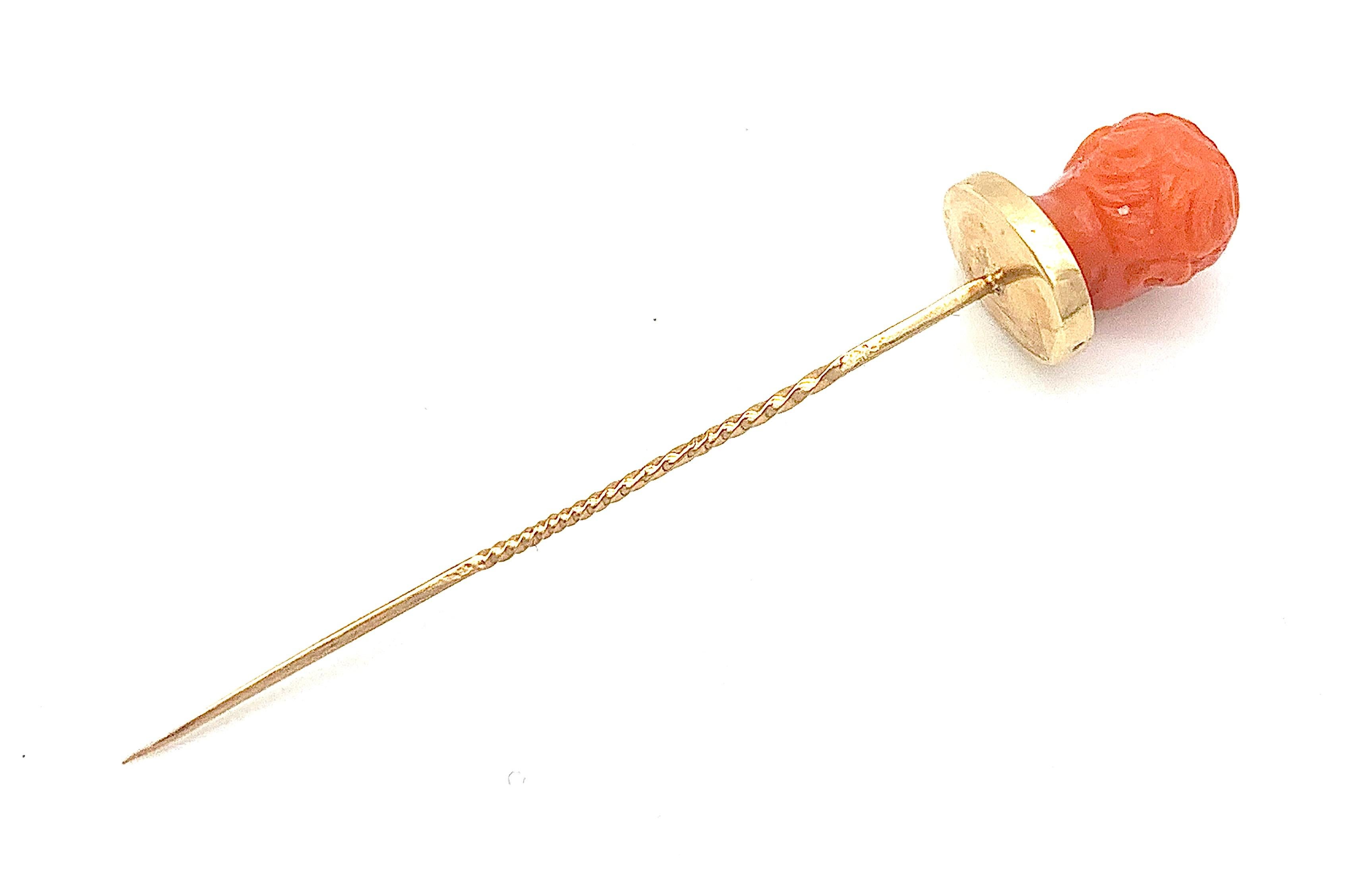 Antike geschnitzte Kinderkopf Koralle Rubin Gold Stickpin Krawattenanhänger für Damen oder Herren im Angebot