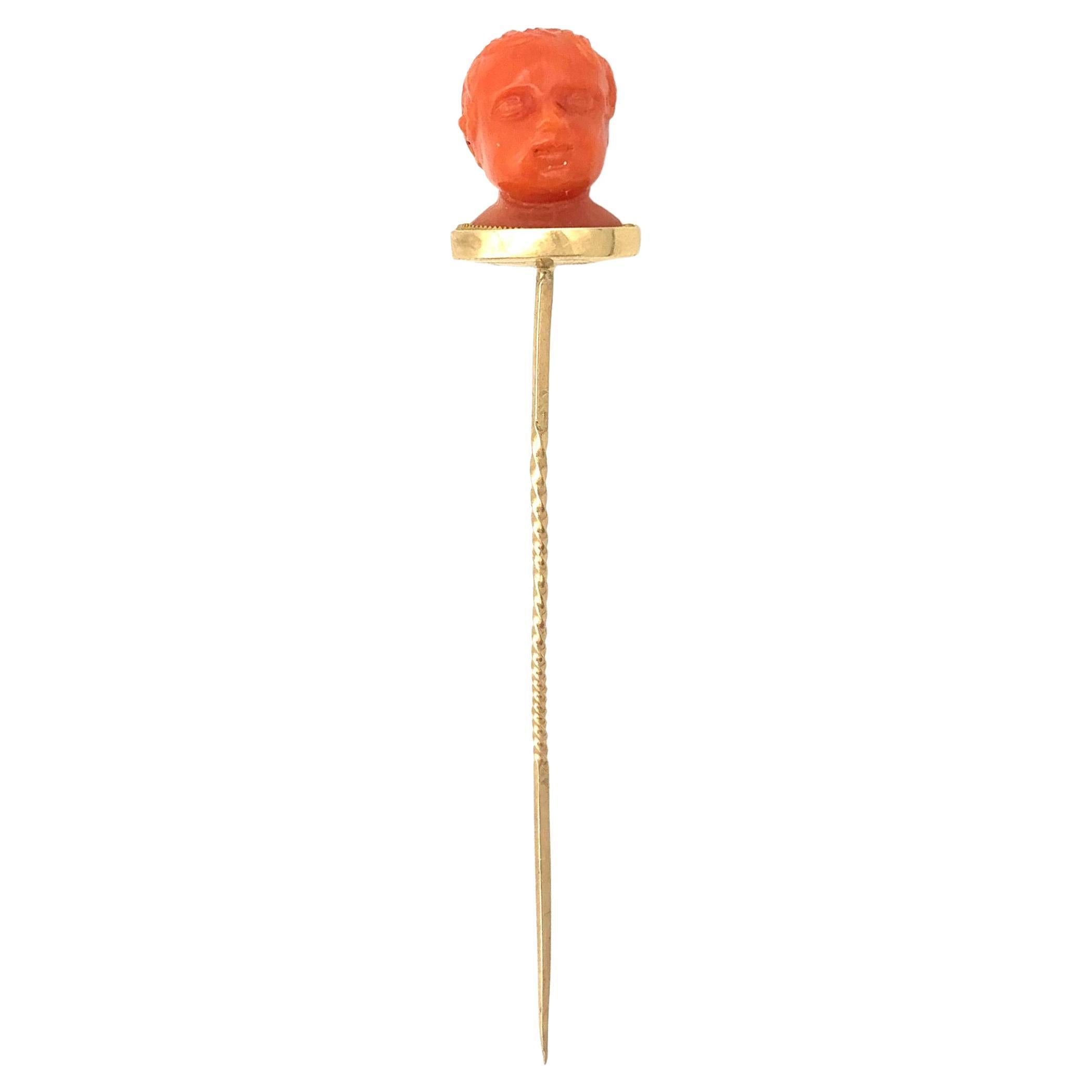 Antike geschnitzte Kinderkopf Koralle Rubin Gold Stickpin Krawattenanhänger im Angebot